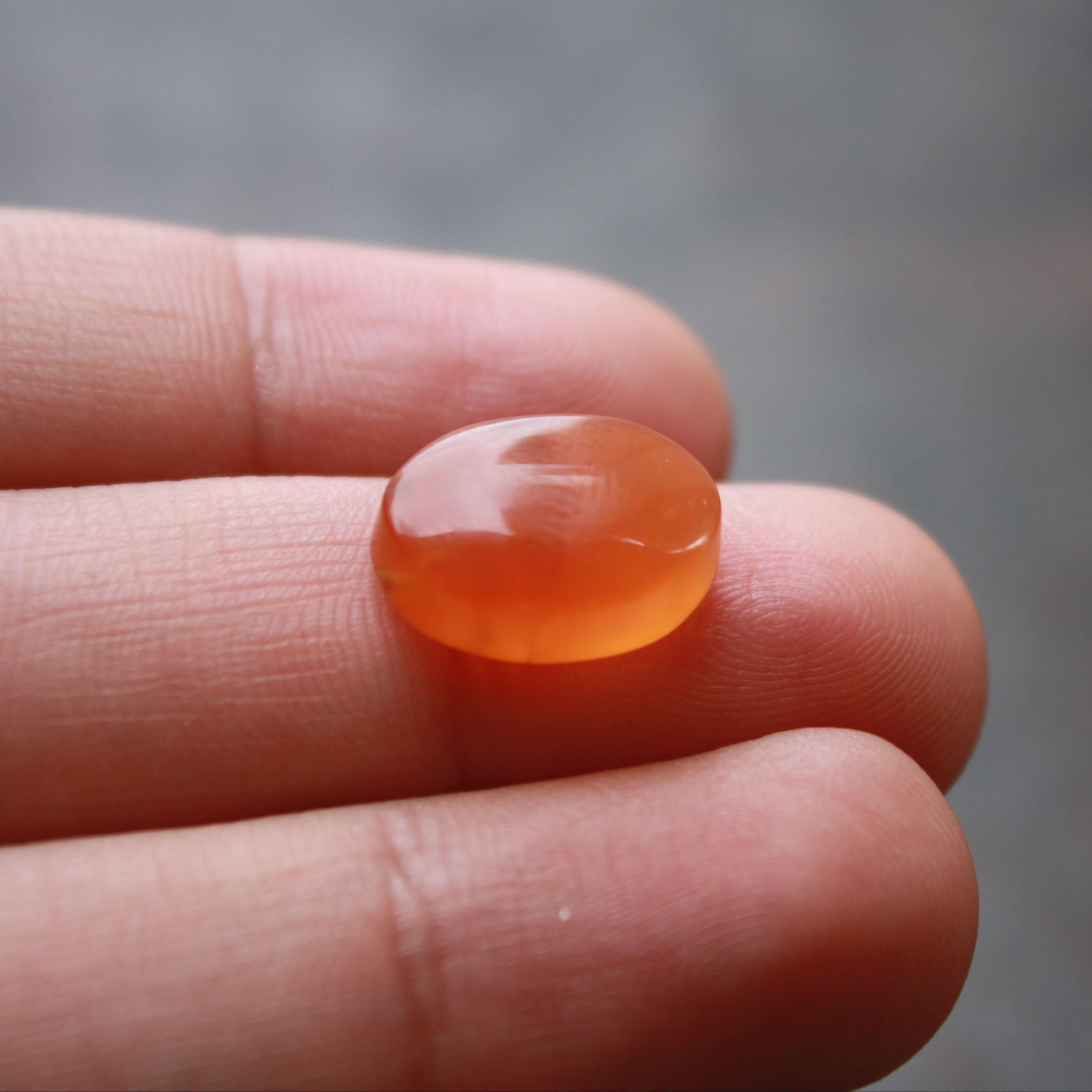 نگین عقیق یمنی اصل و معدنی و طبیعی آبدار و تا حدودی لونه زنبوری رنگ پرتغالی لانه زنبوری یمانی  کد 18