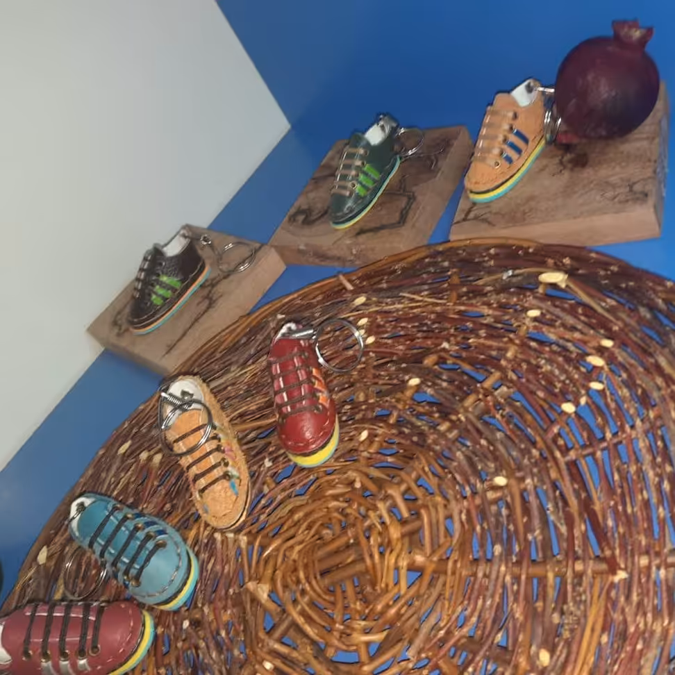 جاکلیدی چرمی طرح کفش فوتبالی سه خط در رنگهای مختلف مناسب برای کادو دادن 