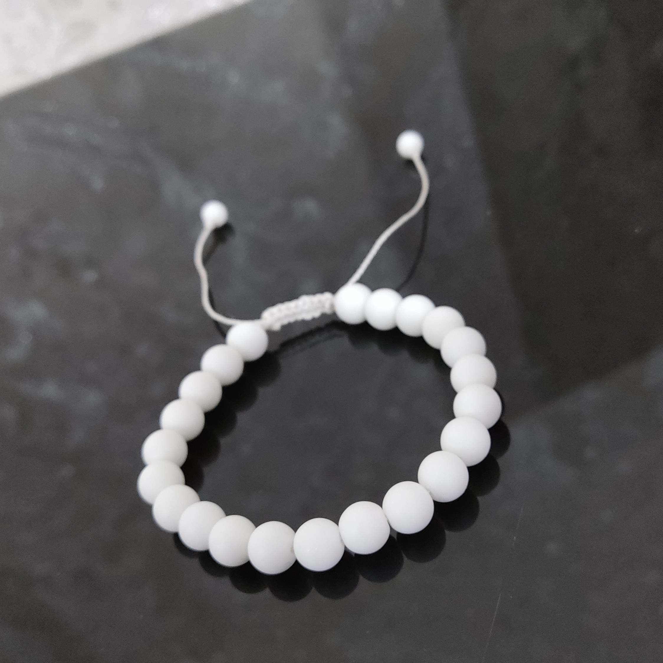 دستبند سنگ اونیکس سفید مات با قابلیت تغییر سایز مردانه و زنانه 