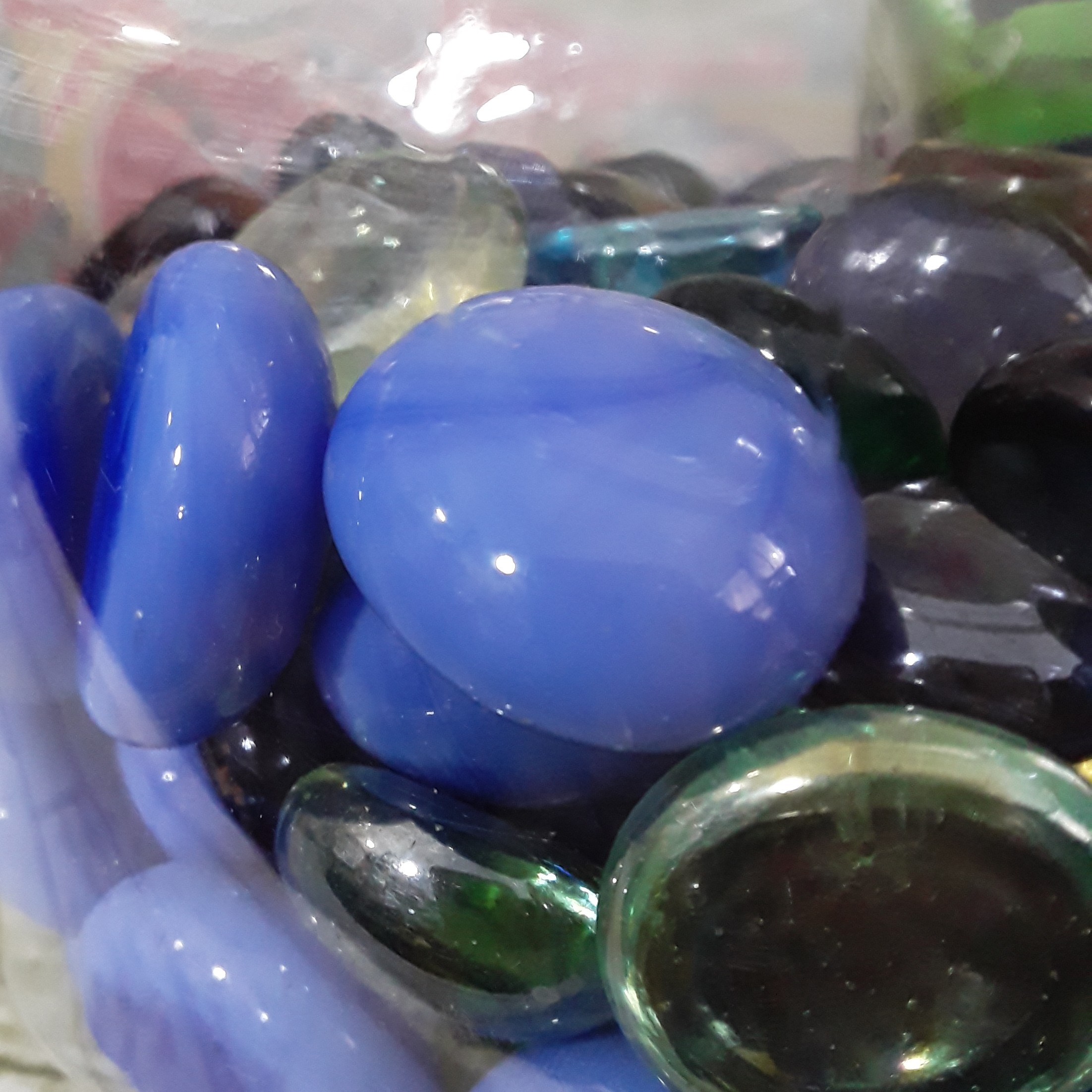 سنگ تزئینی کریستالی در رنگ های مختلف جهت تزئین کارهای هنری