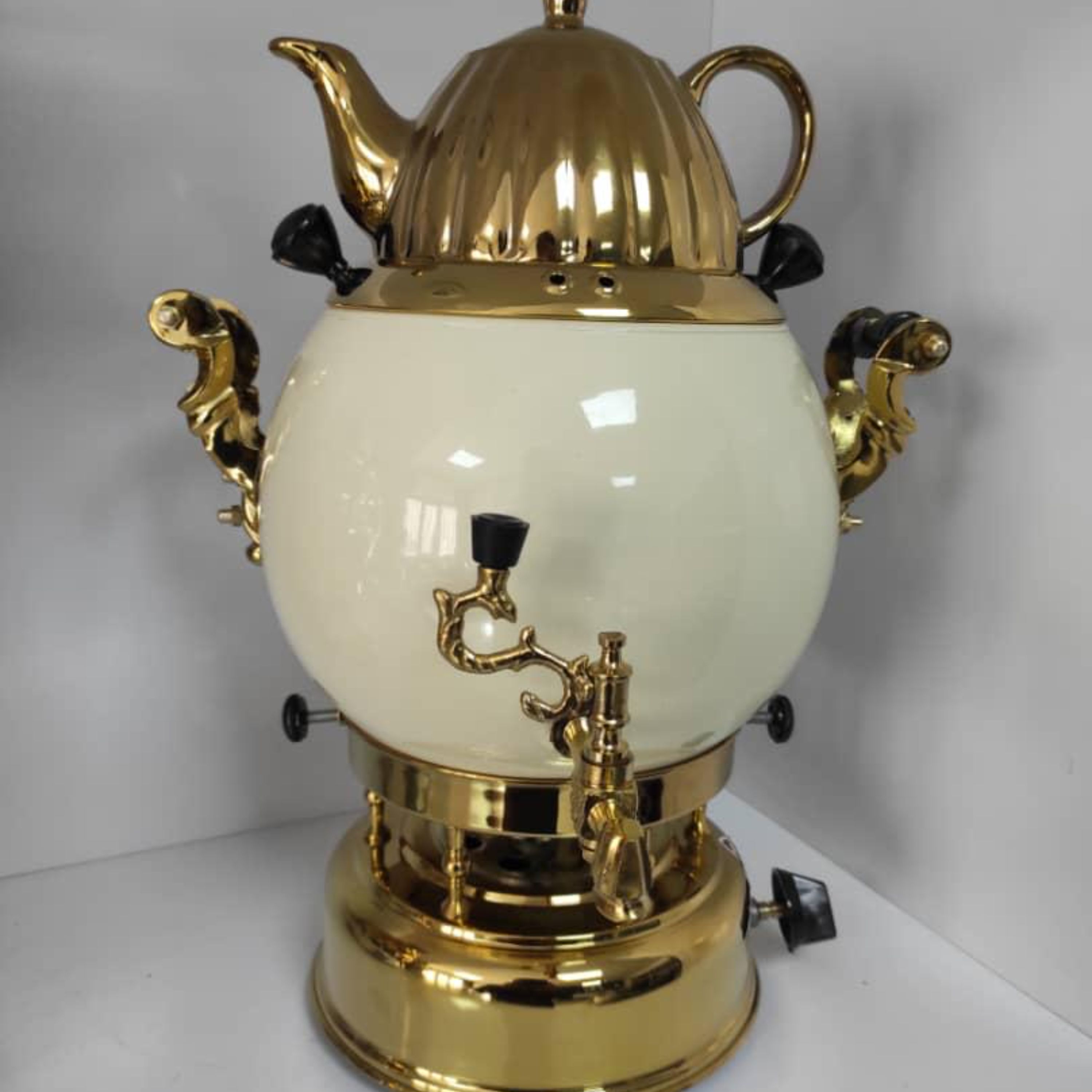 سماور گازی طلایی قوری طلایی  ست .رنگ ثابت .ترموکوبل. قابلیت استفاده روی اجاق گاز