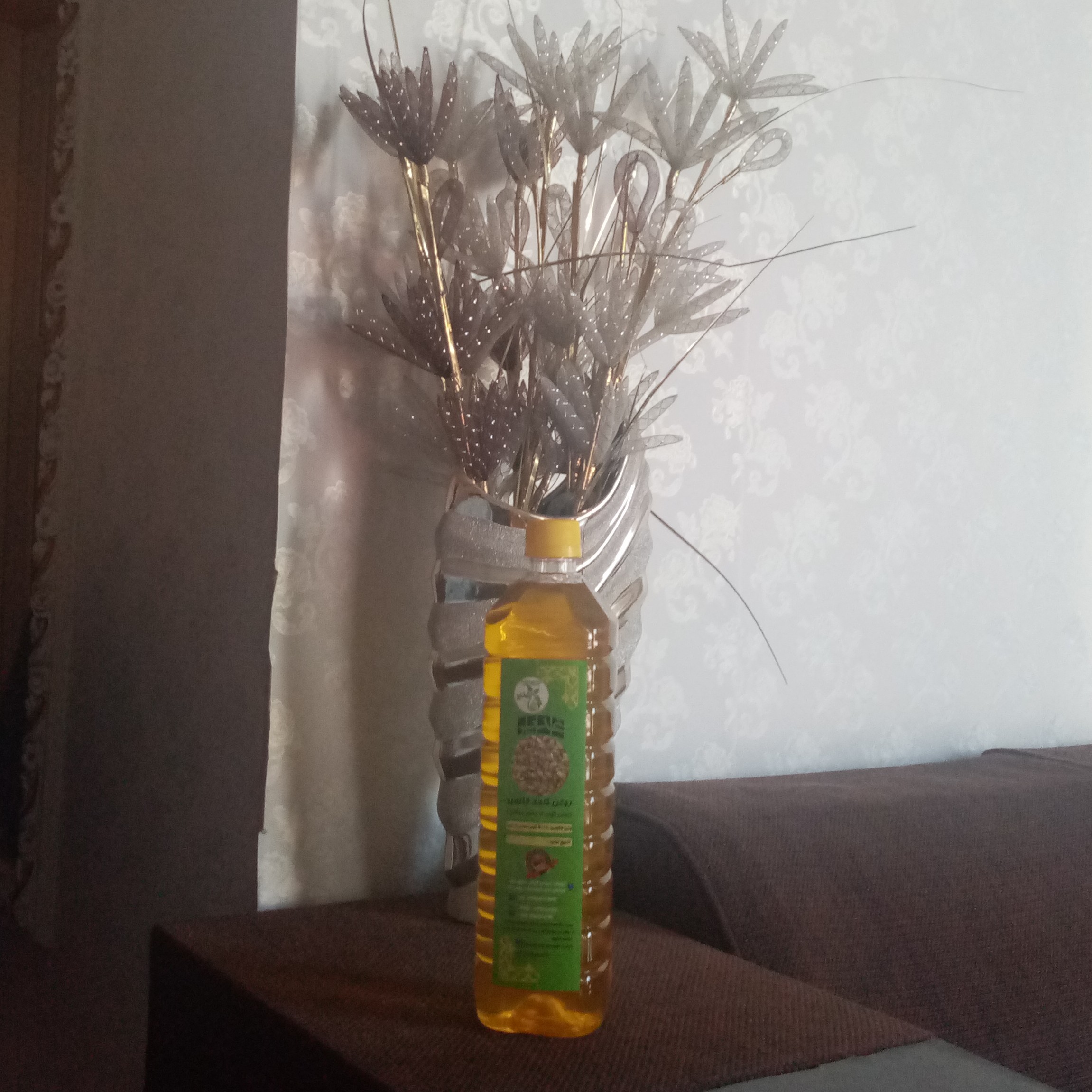 روغن مایع خوراکی کنجد یک لیتری دارای رنگ شفاف و درب مخصوص