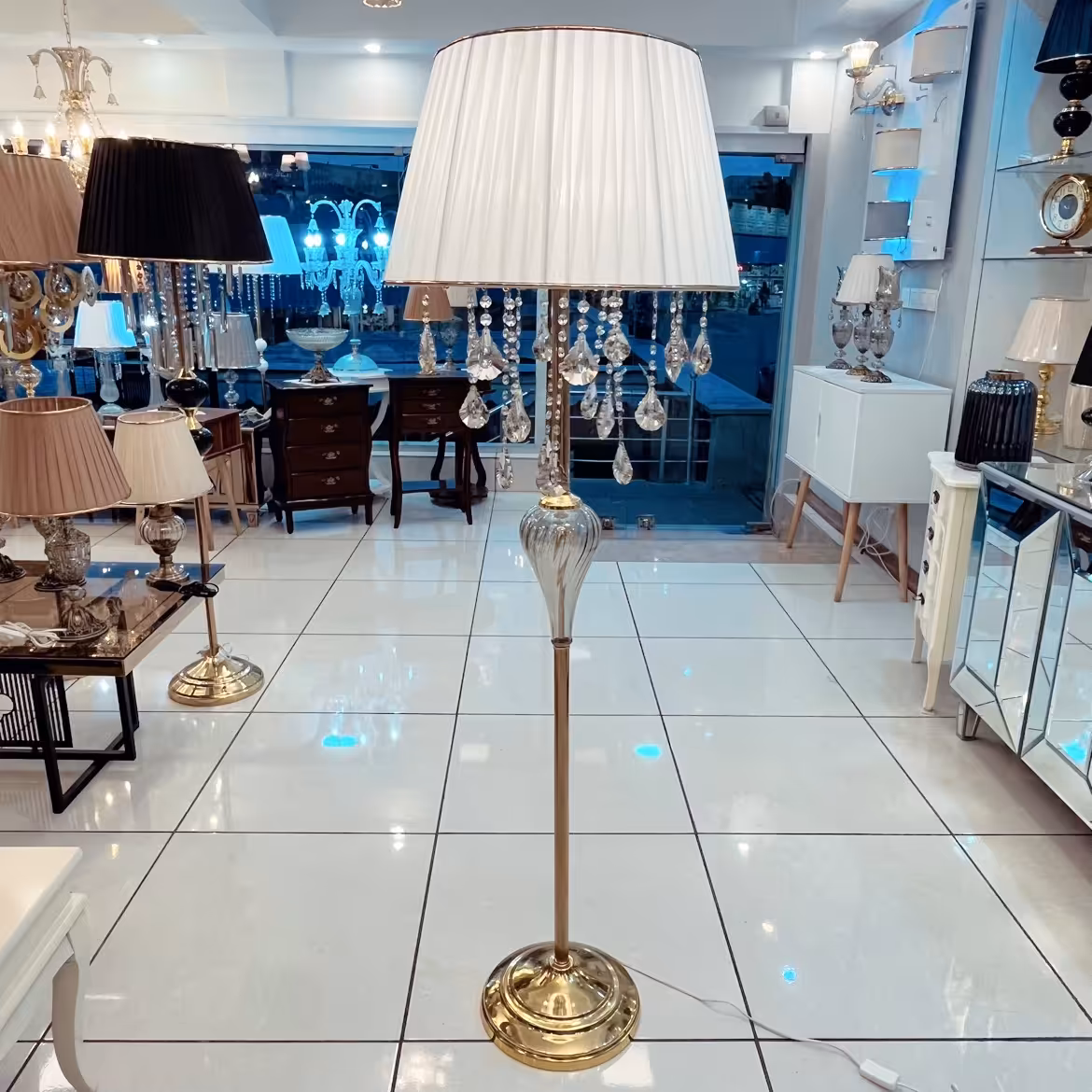 آباژور ایستاده قطره