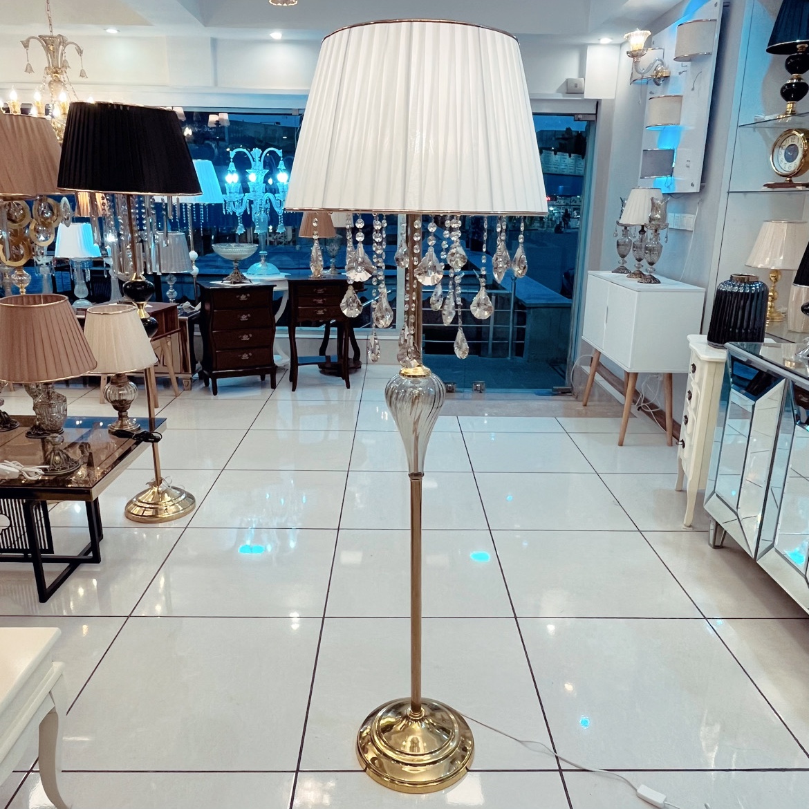 آباژور ایستاده قطره