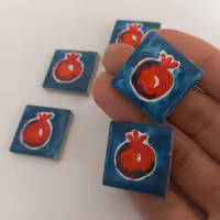 کاشی طرح انار با زمینه آبی مخصوص کار هنری ابعاد 2.5سانتیمتری