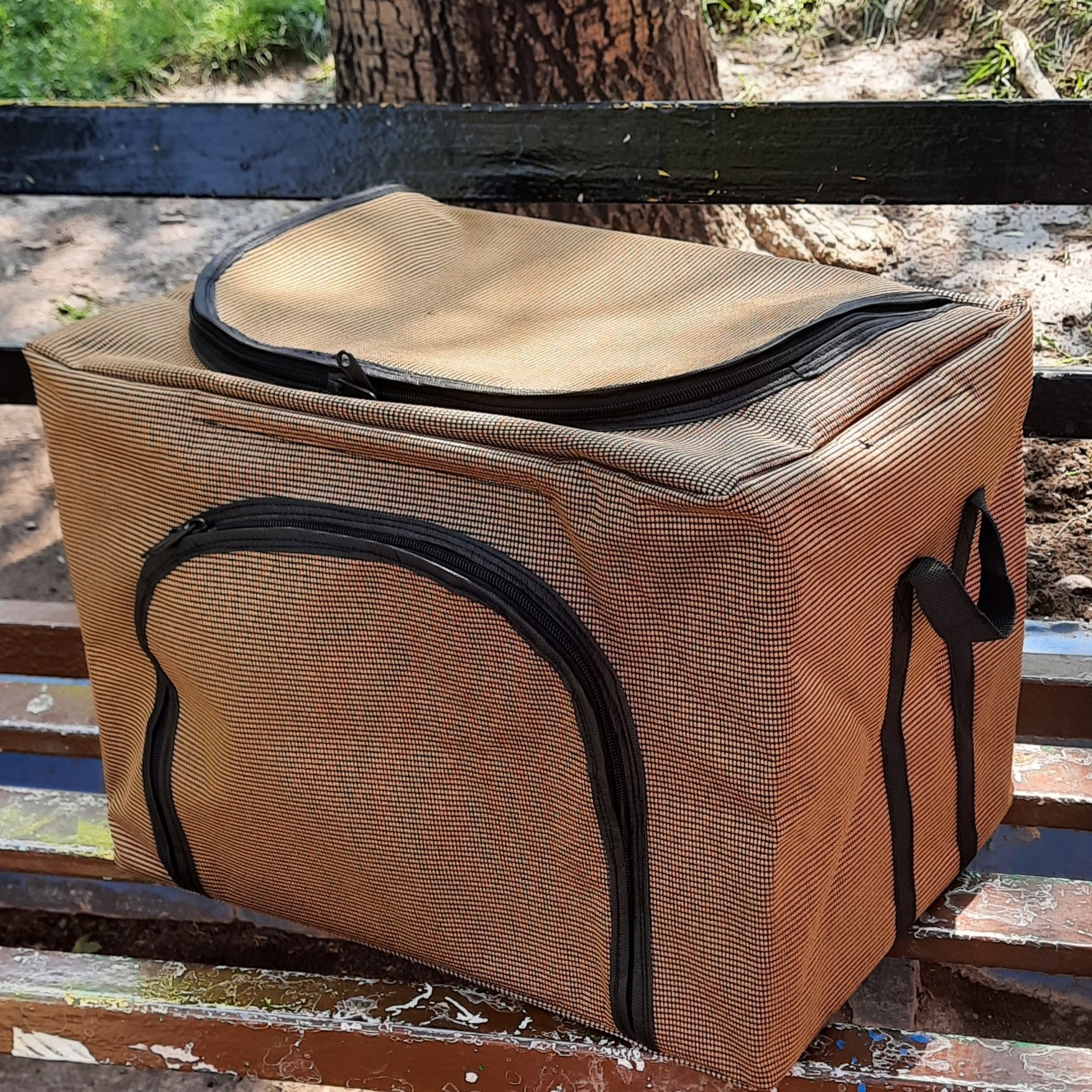 باکس لباس اسکلت دار فلزی رنگ کرمی و جنس سومیت و دارای پنچره جلویی زیپدار  بسیار جادار و مقاوم 