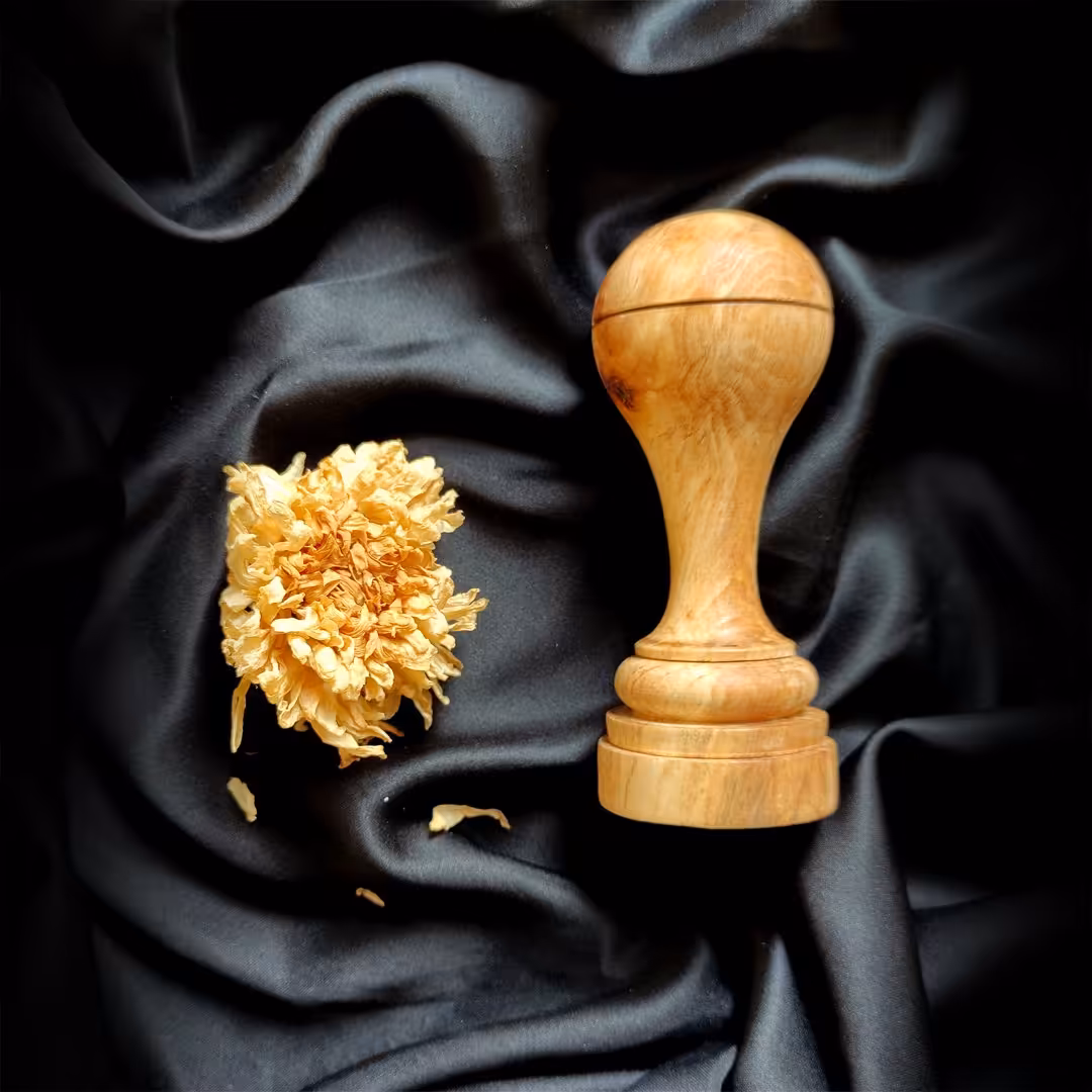 مهر لیزری با کیفیت با دسته چوبی خراطی شده با چوب راش ارتفاع 8 و قطر 4 سانت (نیاز به استامپ دارد)