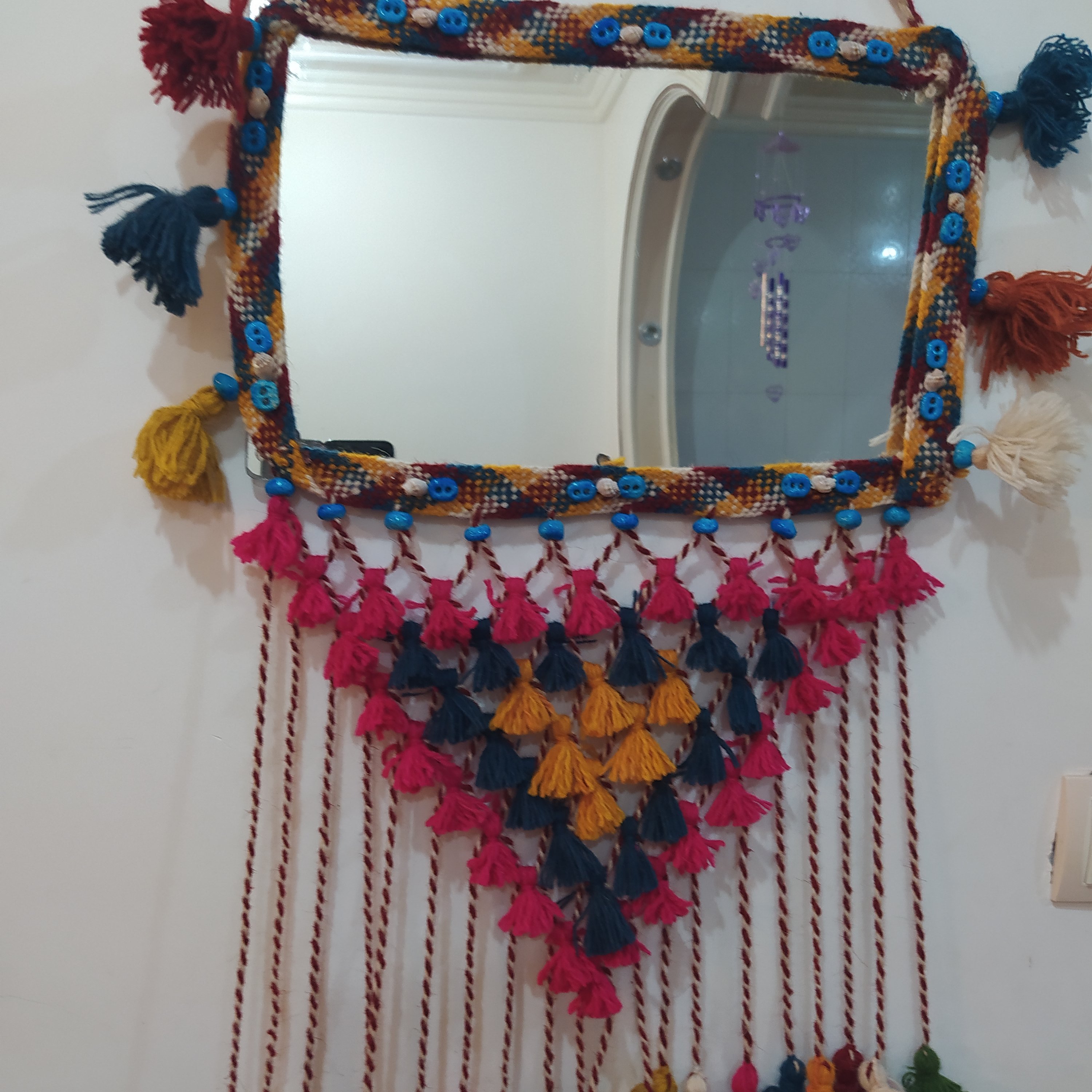 دیوار کوب آینه سنتی پشمی در رنگ ها وانداره های مختلف