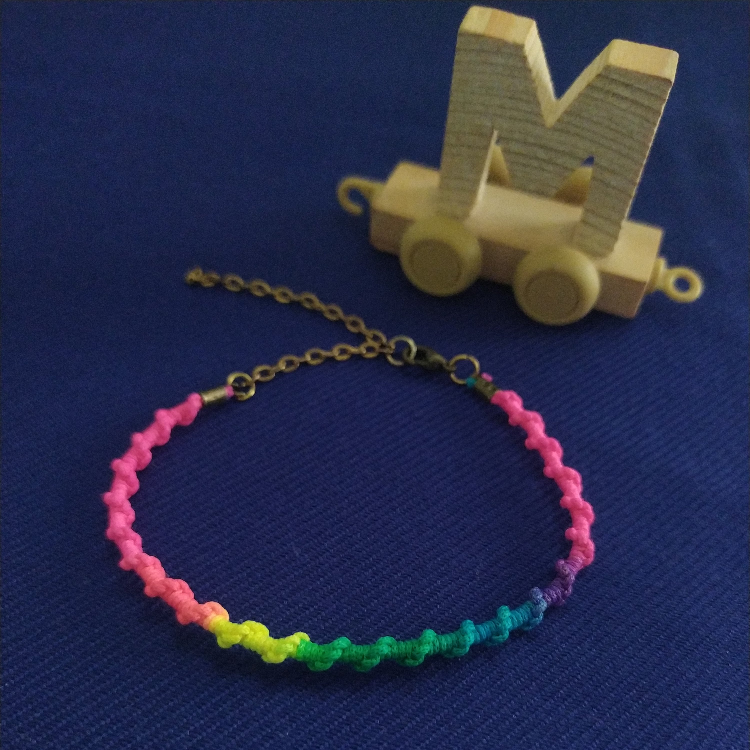 دستبند رنگین کمانی  بسیار زیبا و چشم نواز  مناسب هدیه دادن 