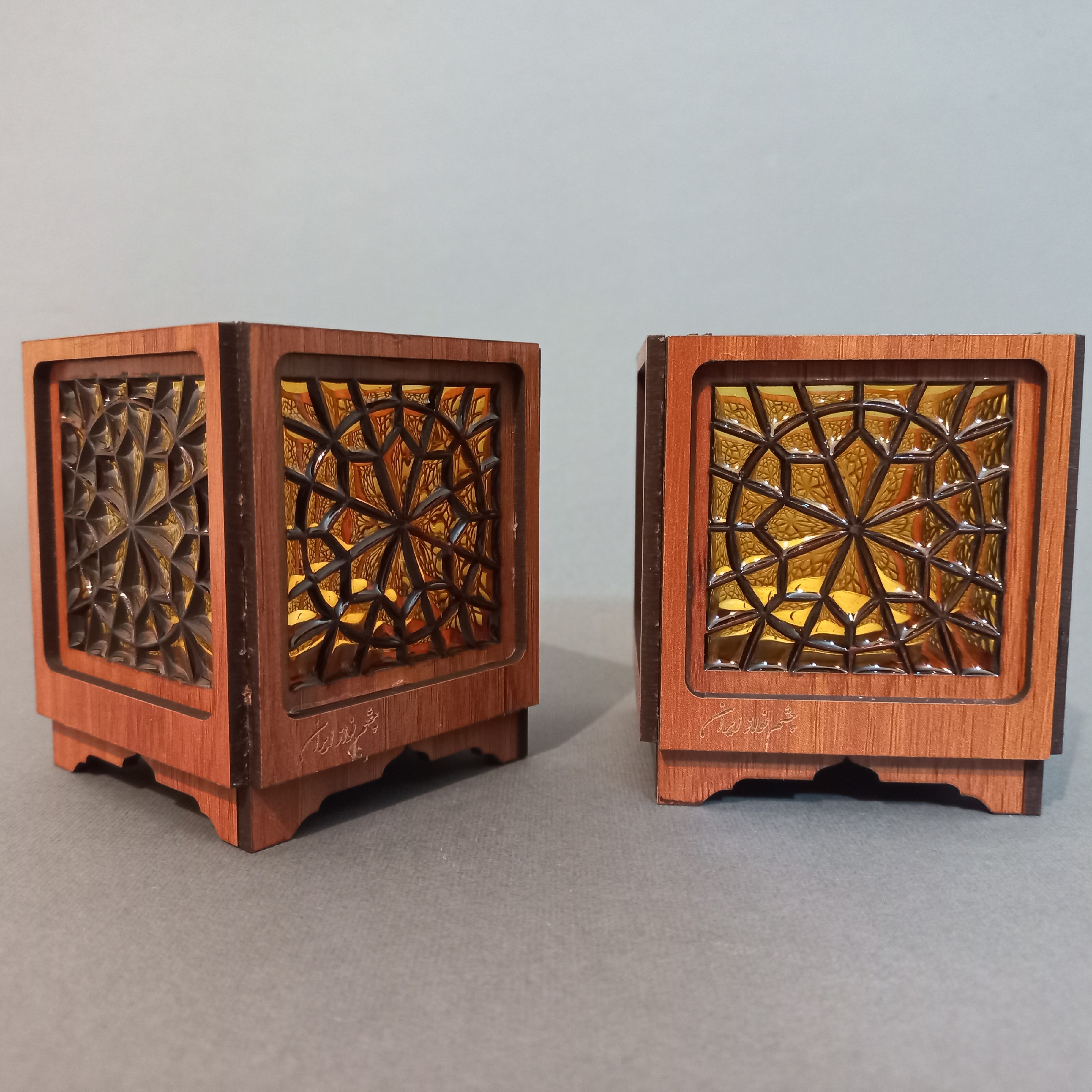 شمعدان طرح گره چینی (یک جفت)  کار دست   به رنگ زرد (پس کرایه)