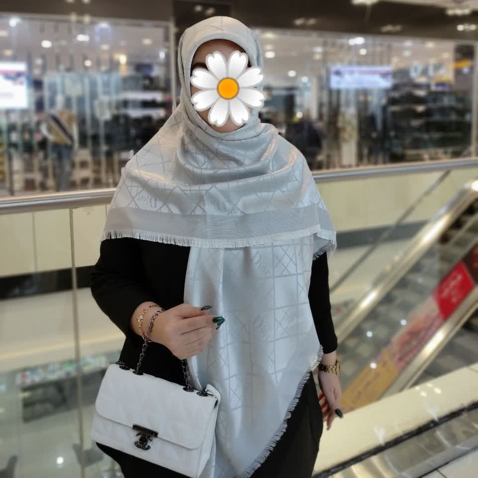 روسری نخ ابریشم ژاکارد دو رو لمه دار
ریشه پرزی قواره 140 کیفیت بی نظیر و متفاوت
سُر نمیباشد