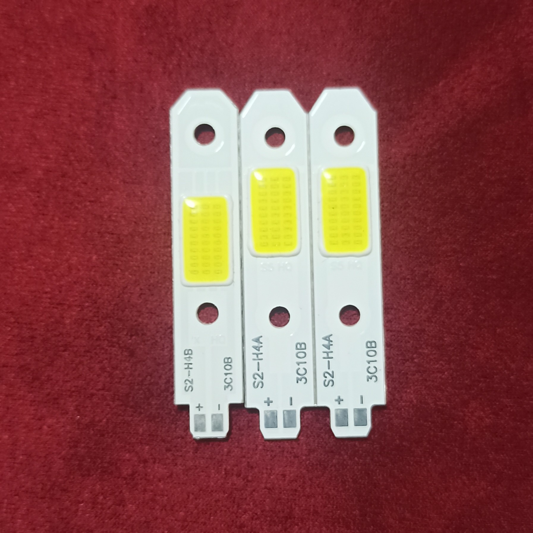 چیپ هدلایت پایه اچ4 - h4 سه طرفه در بسته بندی 3 عددی