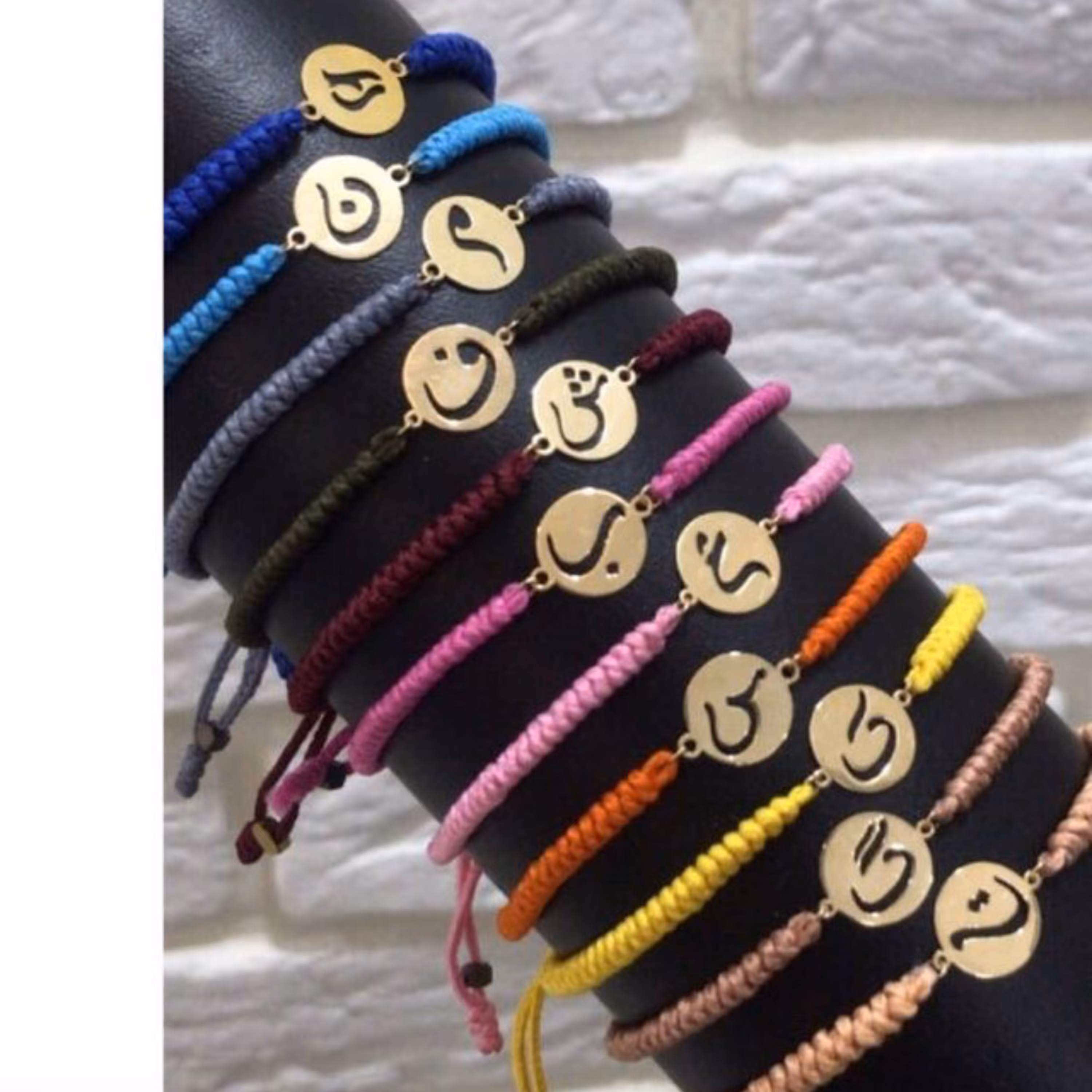 دستبند نقره حروف با آبکاری طلا 18 عیار و بافت ساده قرمز سفید مشکی