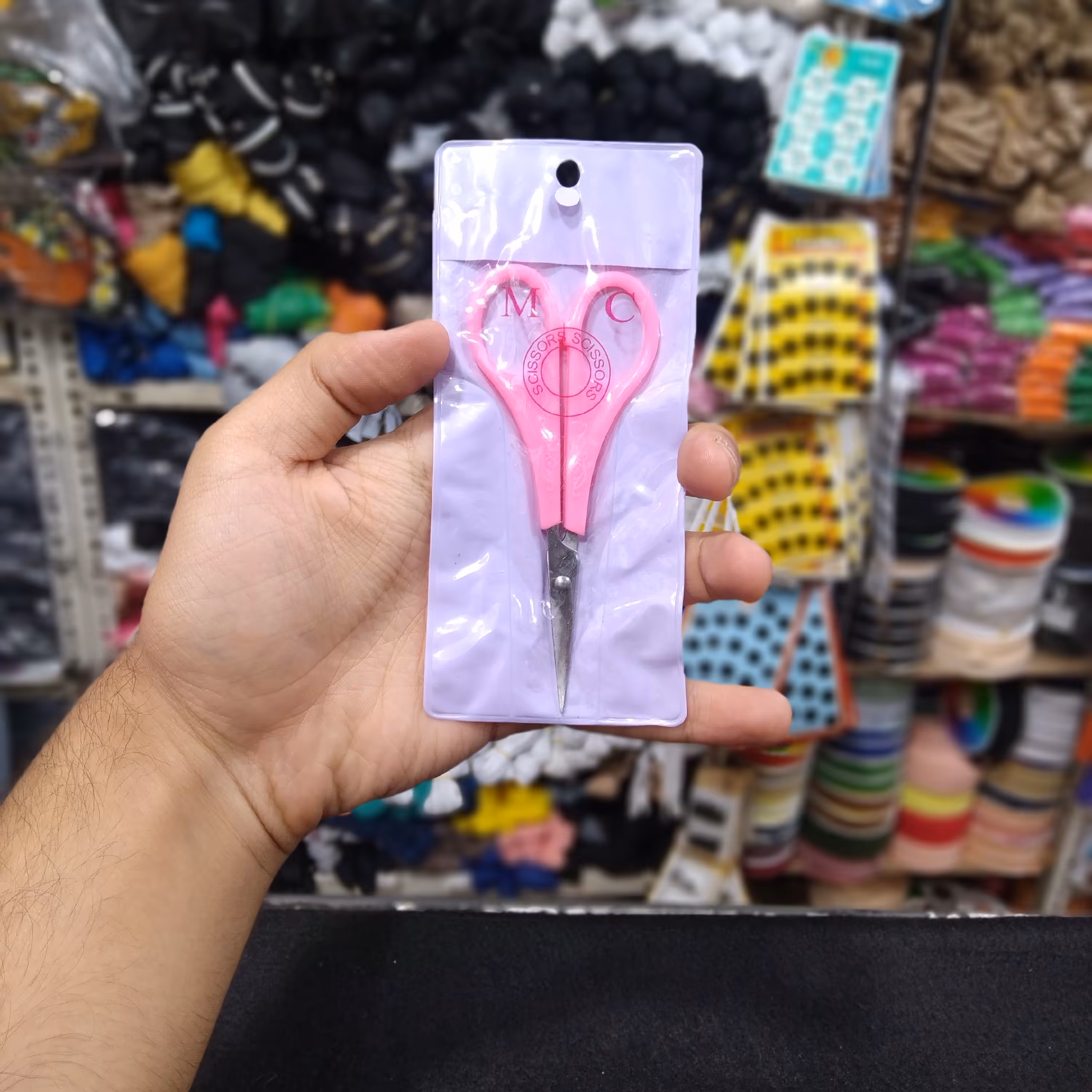 قیچی دسته صورتی سرکج درجه یک (مناسب اصلاح ابرو و تور های ظریف )(خرازی و خیاطی )