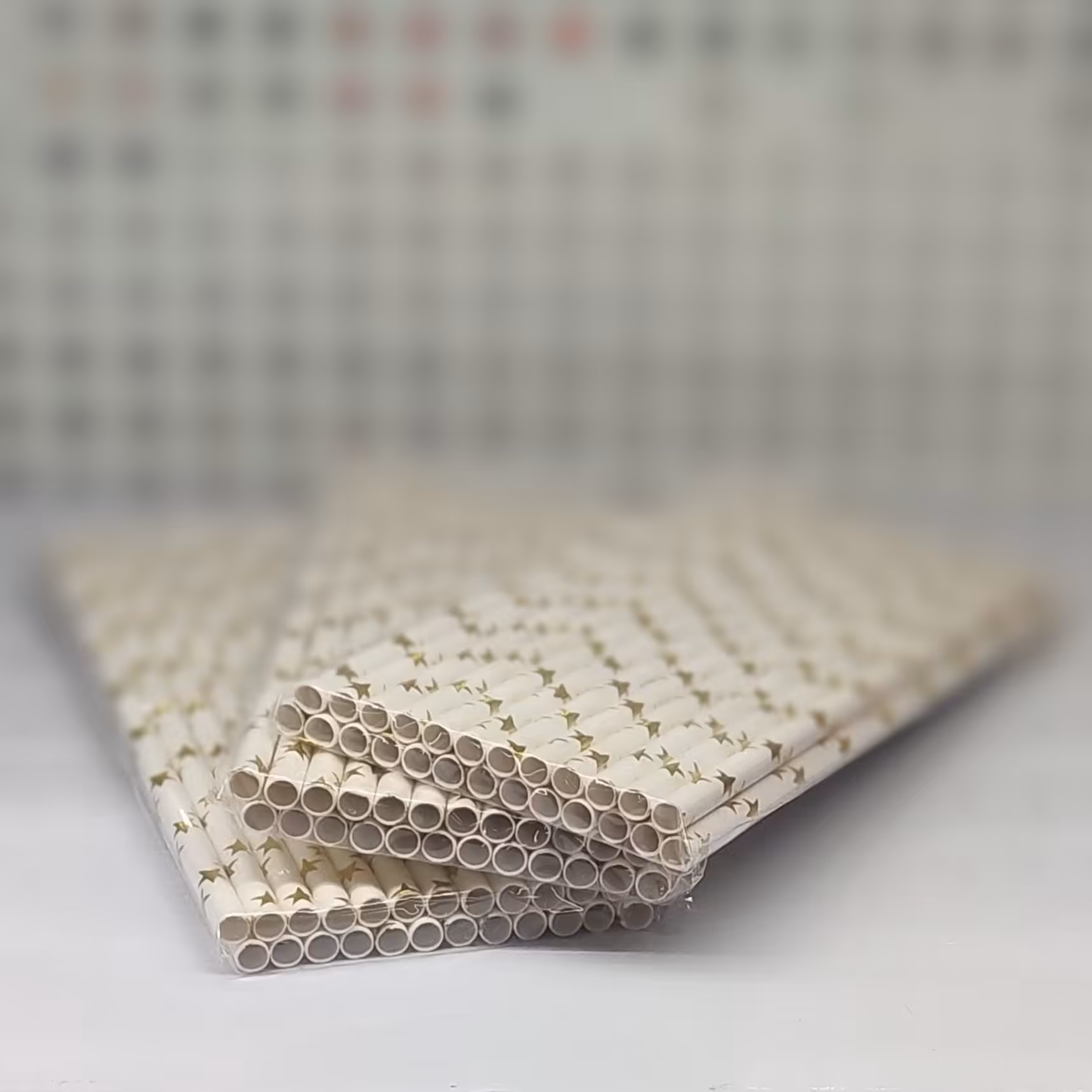 نی نوشیدنی کاغذی قطر  5 میل  25 عددی  طلاکوب طرح ستاره طلایی