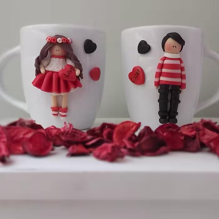 ماگ خمیری ست عاشقانه(رنگ ماگ،رنگ لباس ها و موها قابل تغییر)