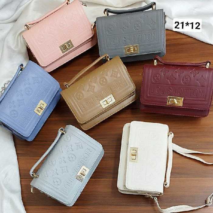 کیف پاسپورتی 
چاپ لویی ویتون 
قفل دار
