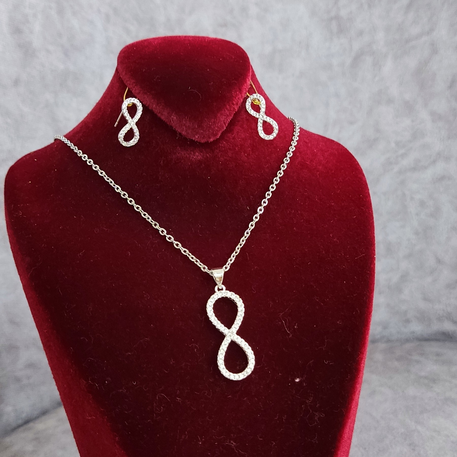 نیم ست گل شیک  رنگ ثابت نقره ای  مناسب تمامی سنین 