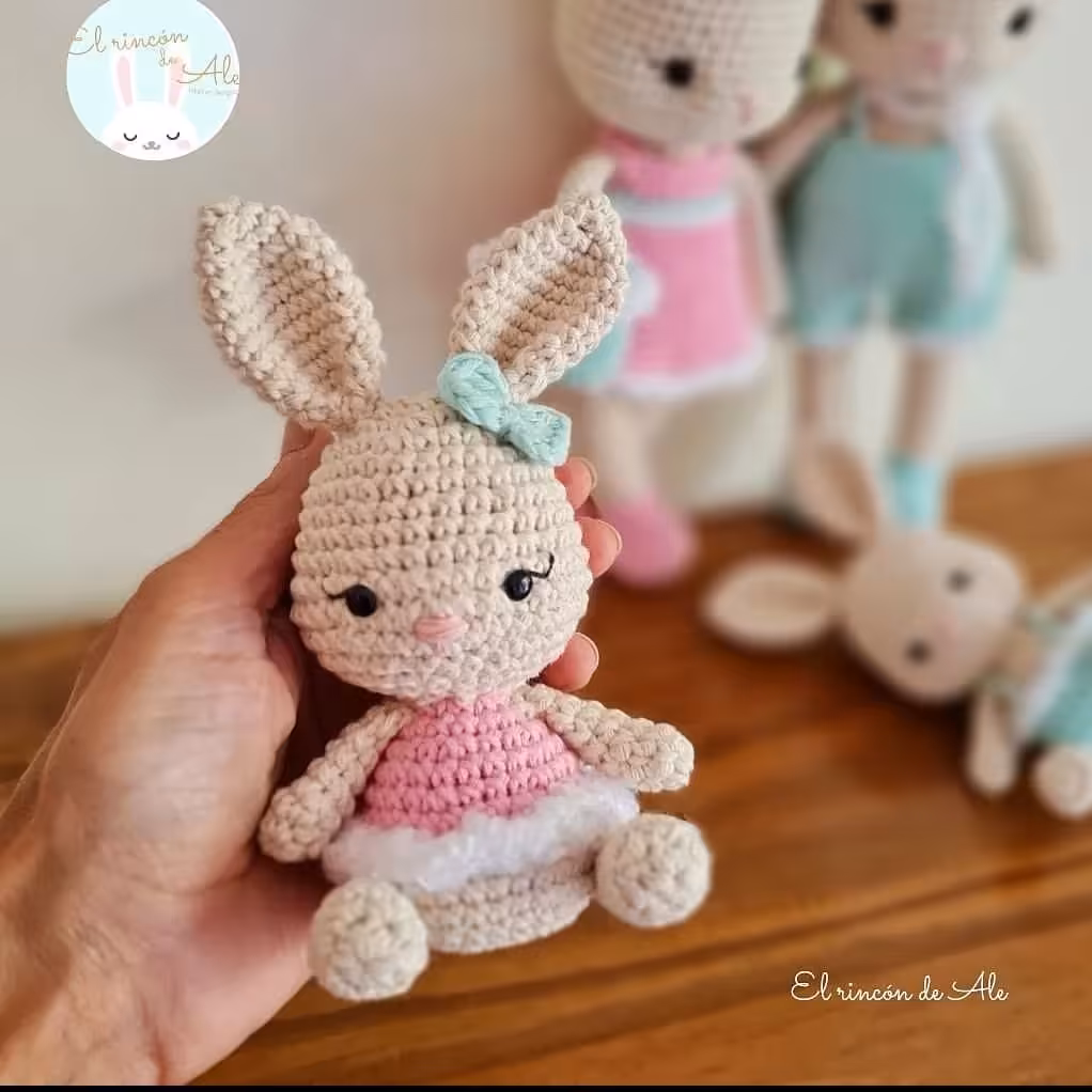 عروسک بافتنی خرگوش نشسته دلبافت