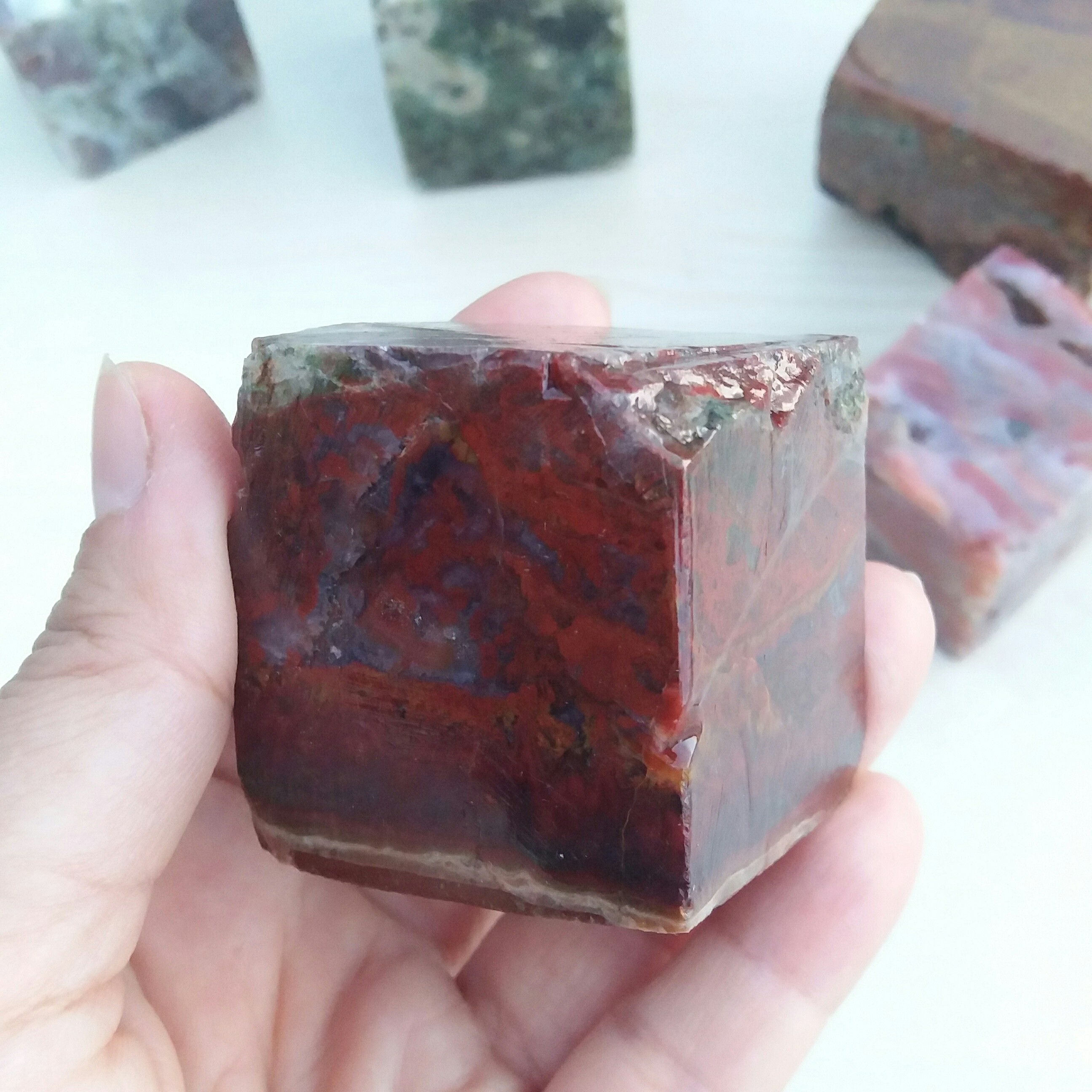 سنگ عقیق رنگی معدنی و اصل با رنگ طبیعی مناسب دکور و ویترین مغازه یا منزل با خواص سنگ عقیق 