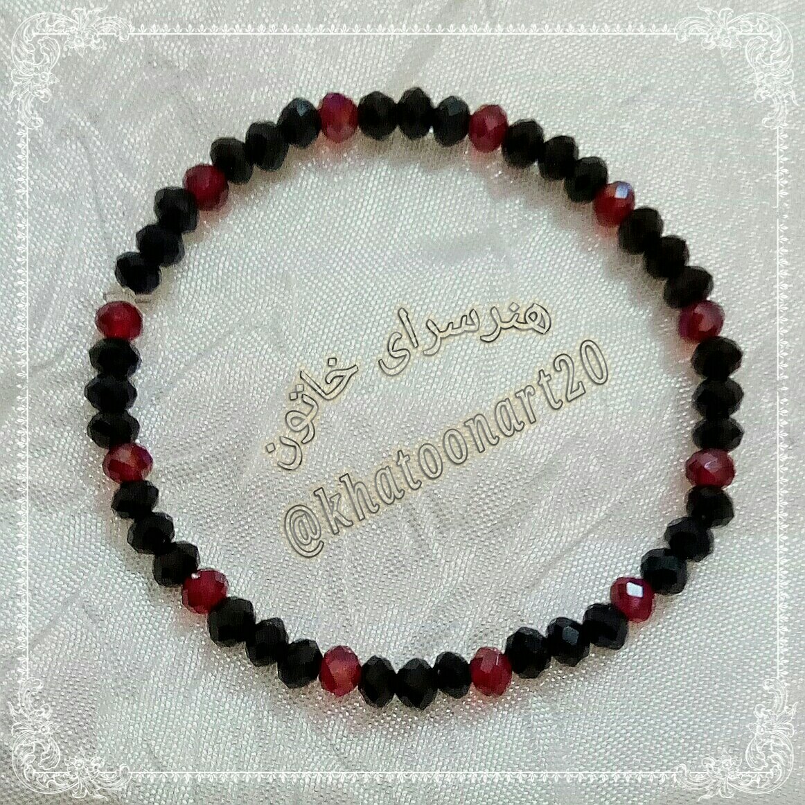 دستبند مهره‌ای مشکی و زرشکی