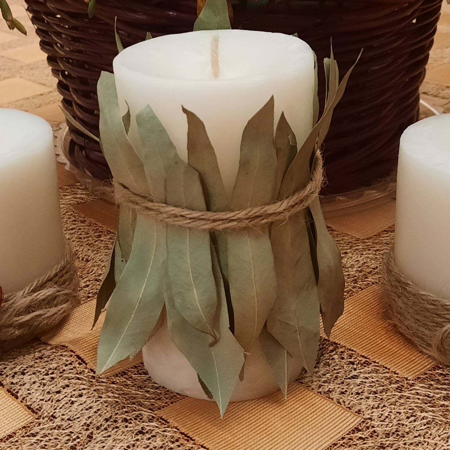 شمع استوانه ای سفید رنگ اکالیپتوسی