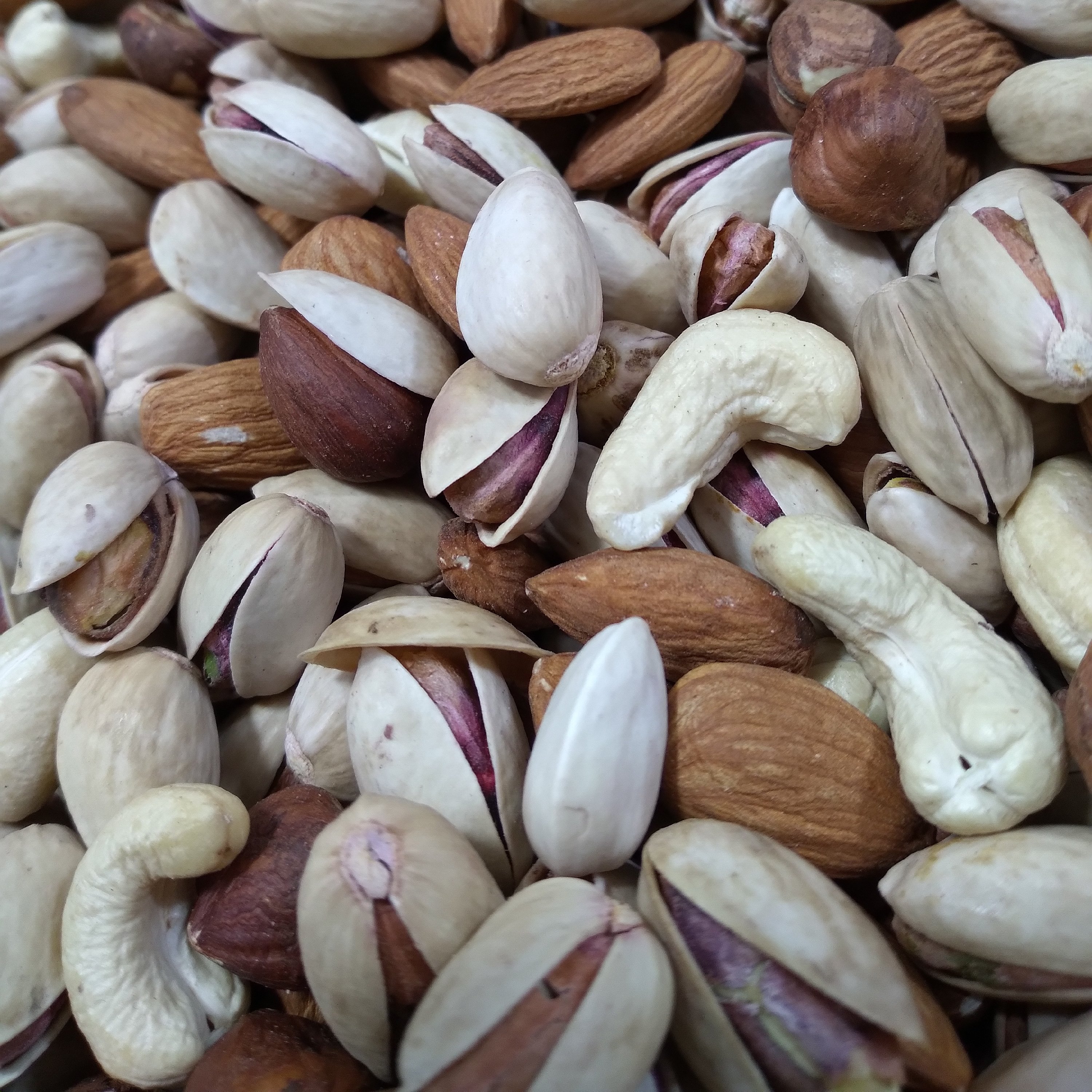 آجیل چهارمغز خام تازه مغزفندق سفید پسته اکبری(نیم کیلو) تازه و مقوی چهار مغز