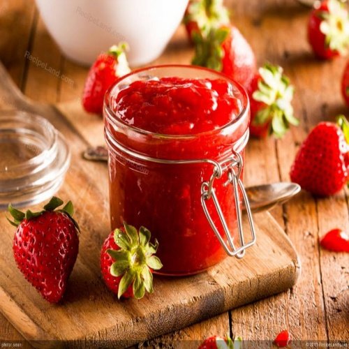 مربا توت فرنگی یک کیلویی کاملا بهداشتی و ارگانیک تهیه شده از بهترین توت فرنگی
