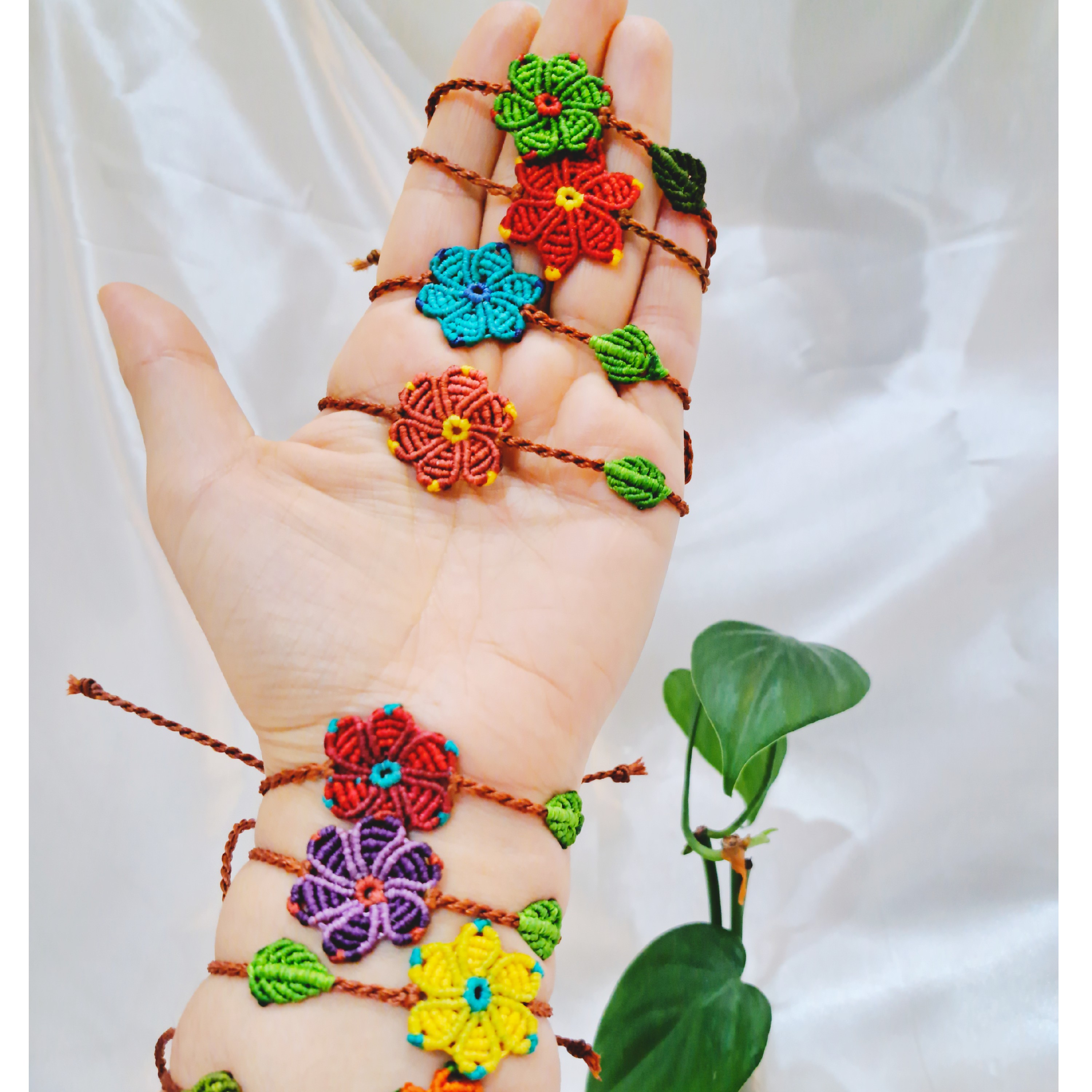 دستبند پابند طرح گل با بافت میکرومکرومه و قفل گره کشویی قیمت برای هر عدد تعریف شده 