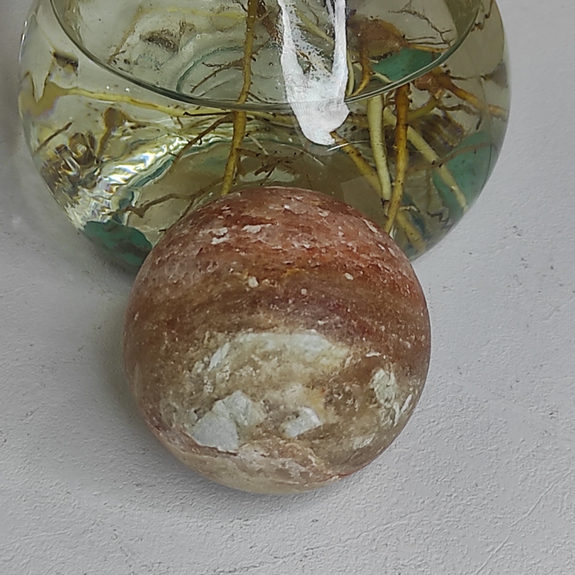 گوی سنگ نمک قطر  6.5 سانت. رنگ نارنجی رگه دار وزن300 گرم 