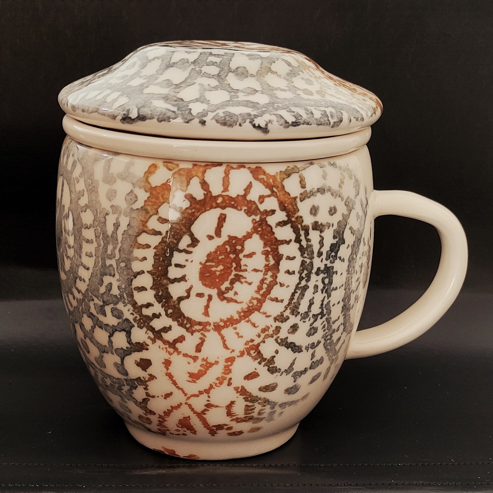 ماگ دمنوش سفالی طرح دار  وزن 250 گرم ساخت ایران زمینه سفید انتزاعی