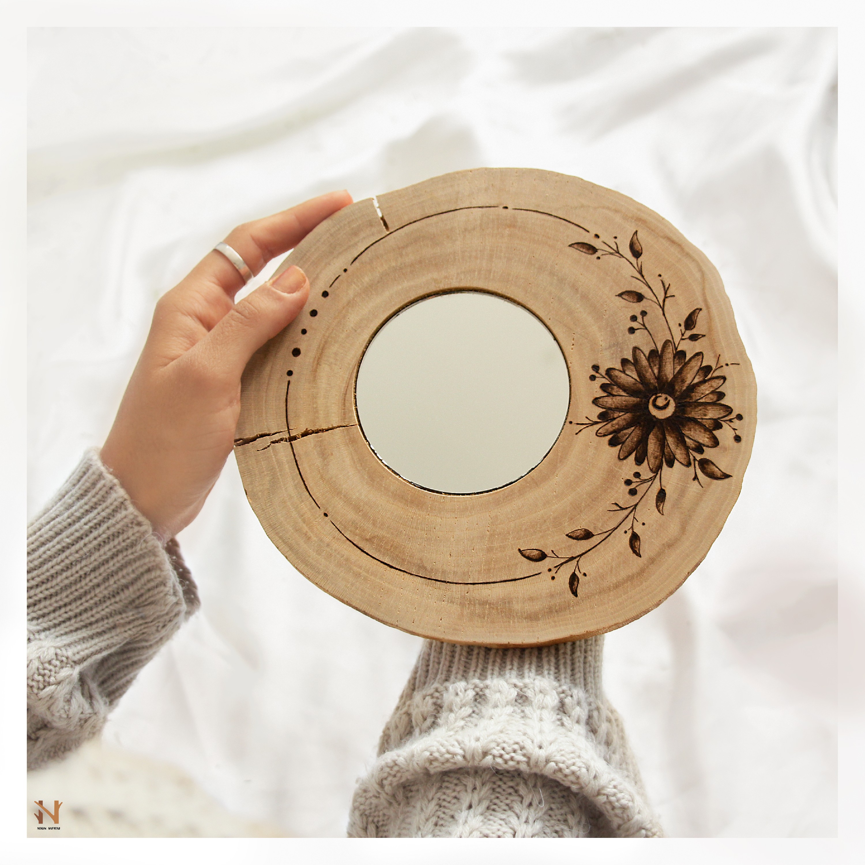 آیینه دیوارکوب طرح سوختنگاری شده