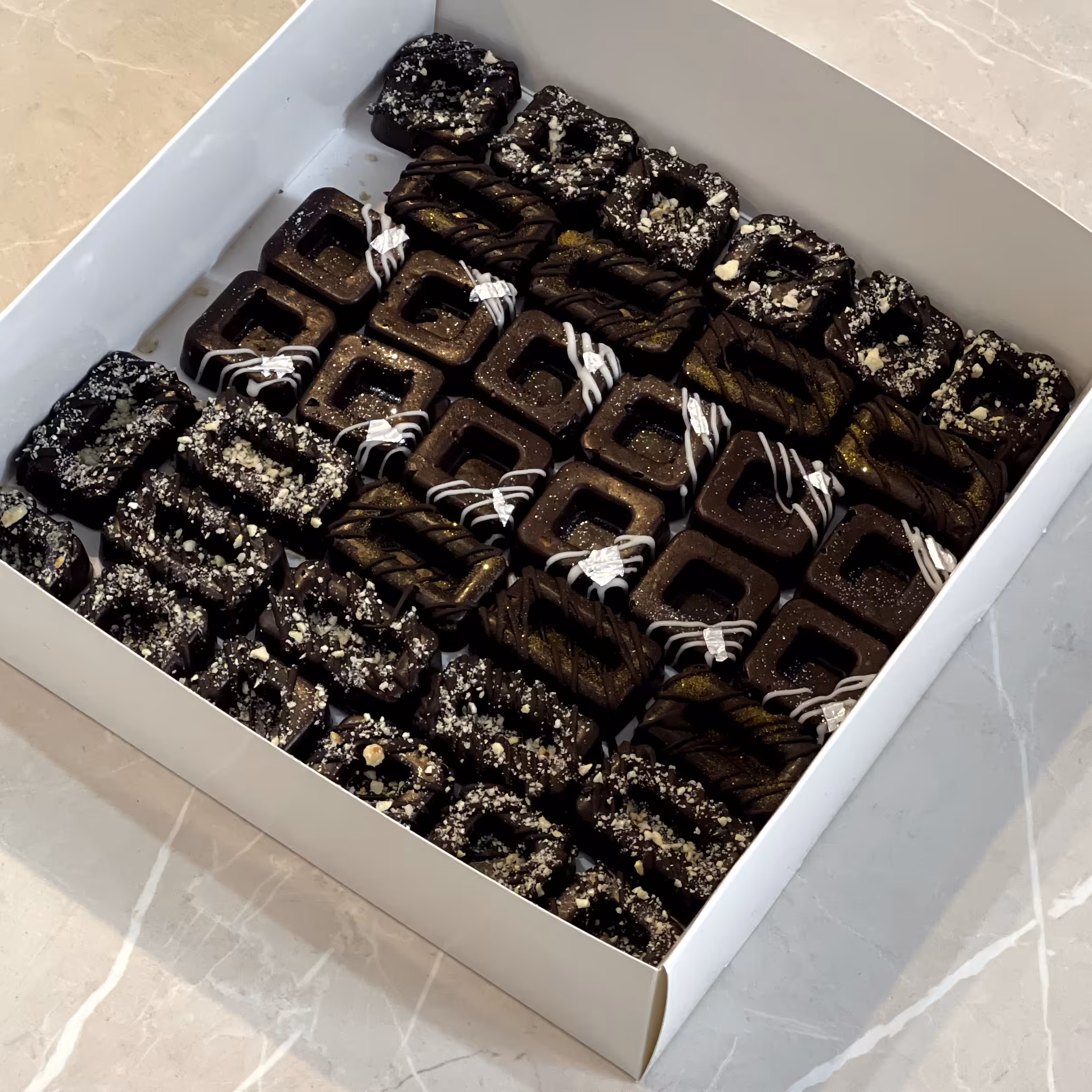 فاج مغزدار شکلاتی با مغز بادام هندی یا فندق . در بسته های 40 عددی.هزینه ارسال به صورت پس کرایه میباشد