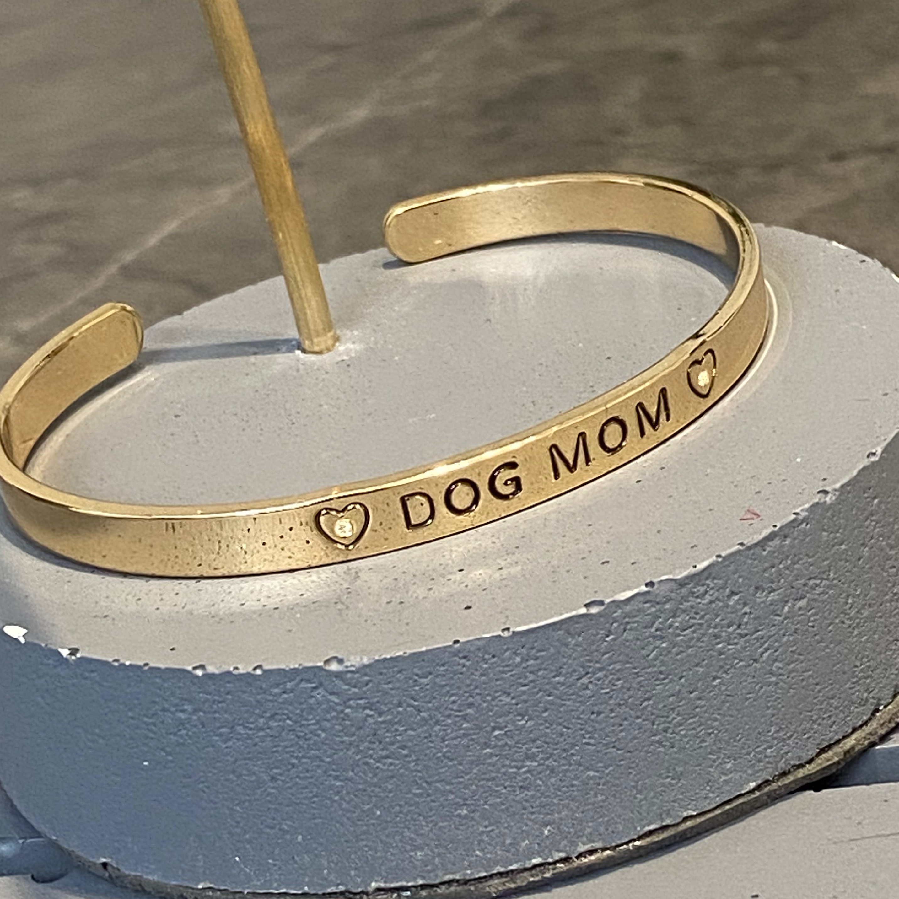 بنگله
بسیار زیبا
مشابه طلا
رنگ ثابت
کادویی 