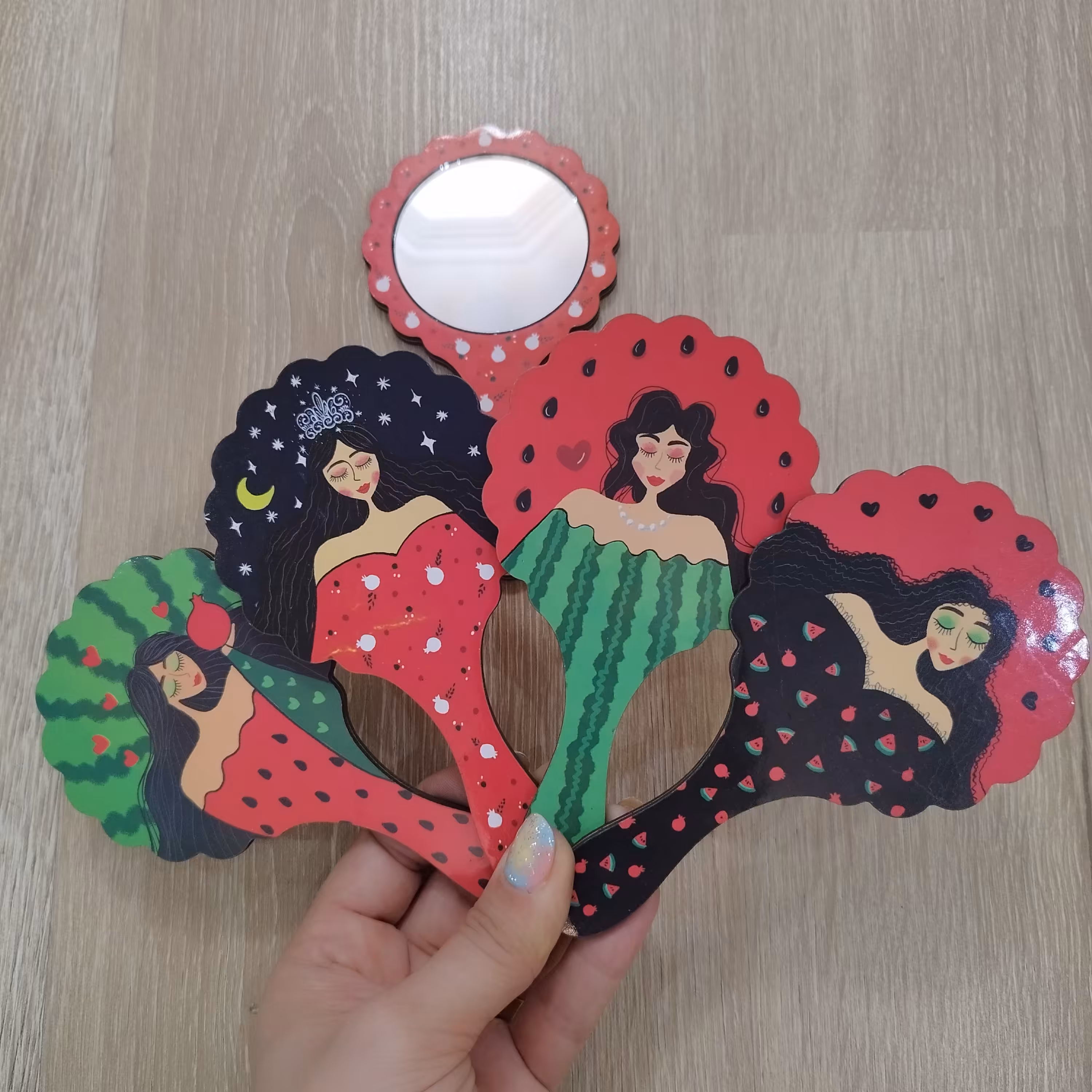 آیینه دستی چوبی طرح شب یلدا دختر یلدایی