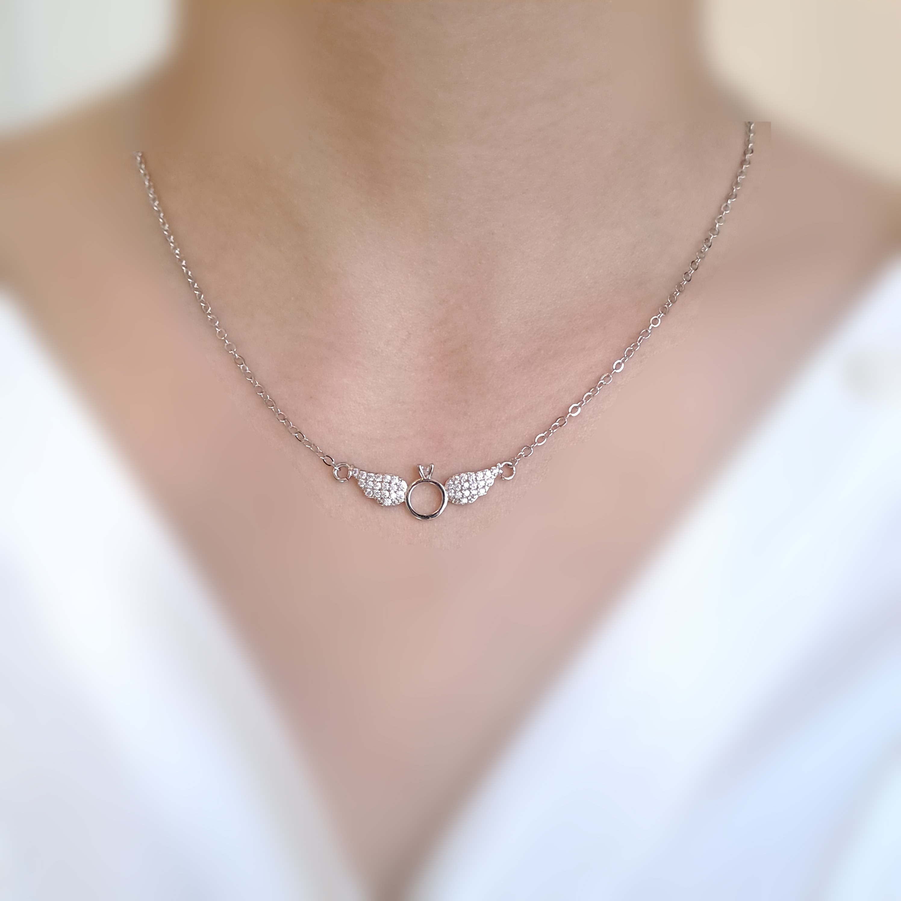 گردنبند بال فرشته و حلقه ی نگین دار طلایی و نقره ای