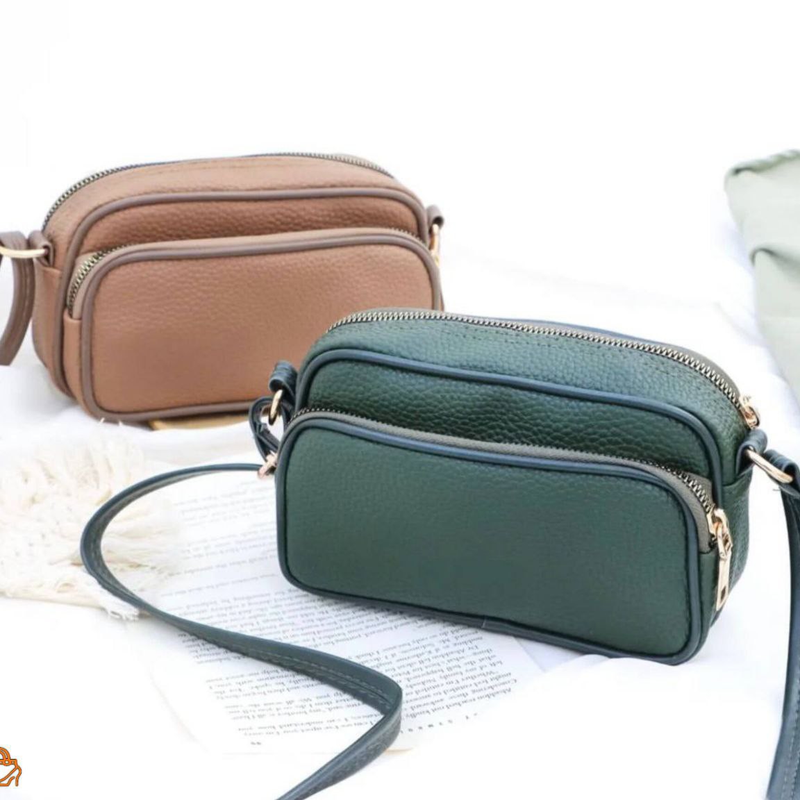 کیف
پاسپورتی
نما جیب
خروجی هندزفری
دوشی
جنس  شرانک
ابعاد 10در19