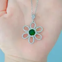 گردنبند نقره زنانه طرح گل زمردی با عیار 925 و آبکاری طلا سفید