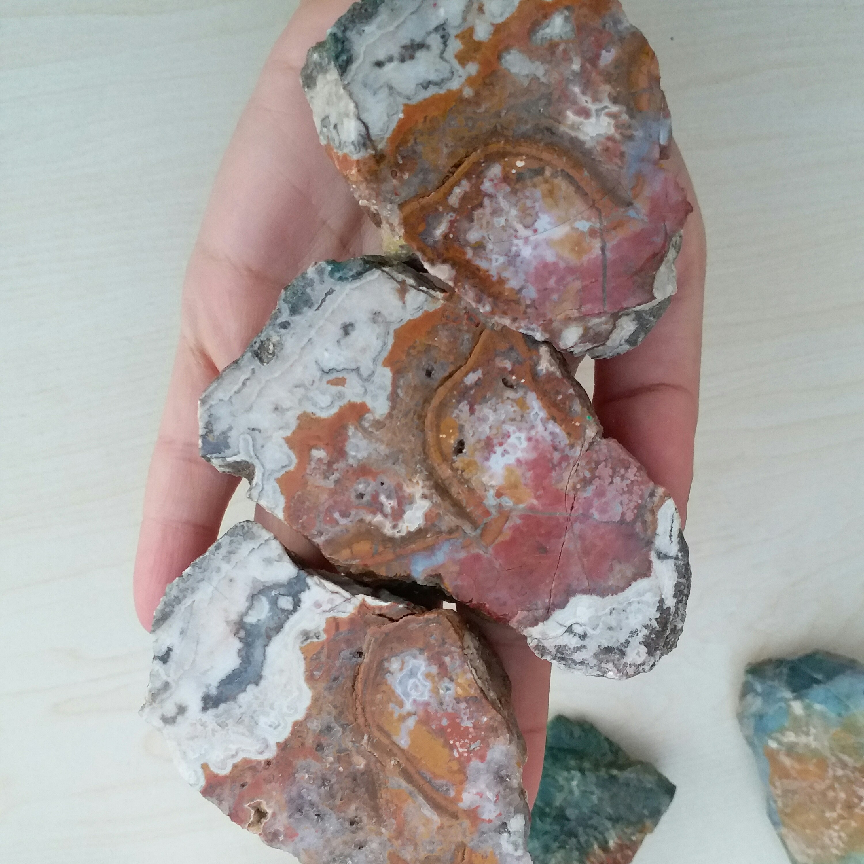 اسلایس عقیق جاسپر و ژئود رنگی بسیار زیبا طبیعی و اصل با رنگ طبیعی دکوری و کلکسیونی طول  هر اسلایس به ترتیب 6 و 8 و 9 سان