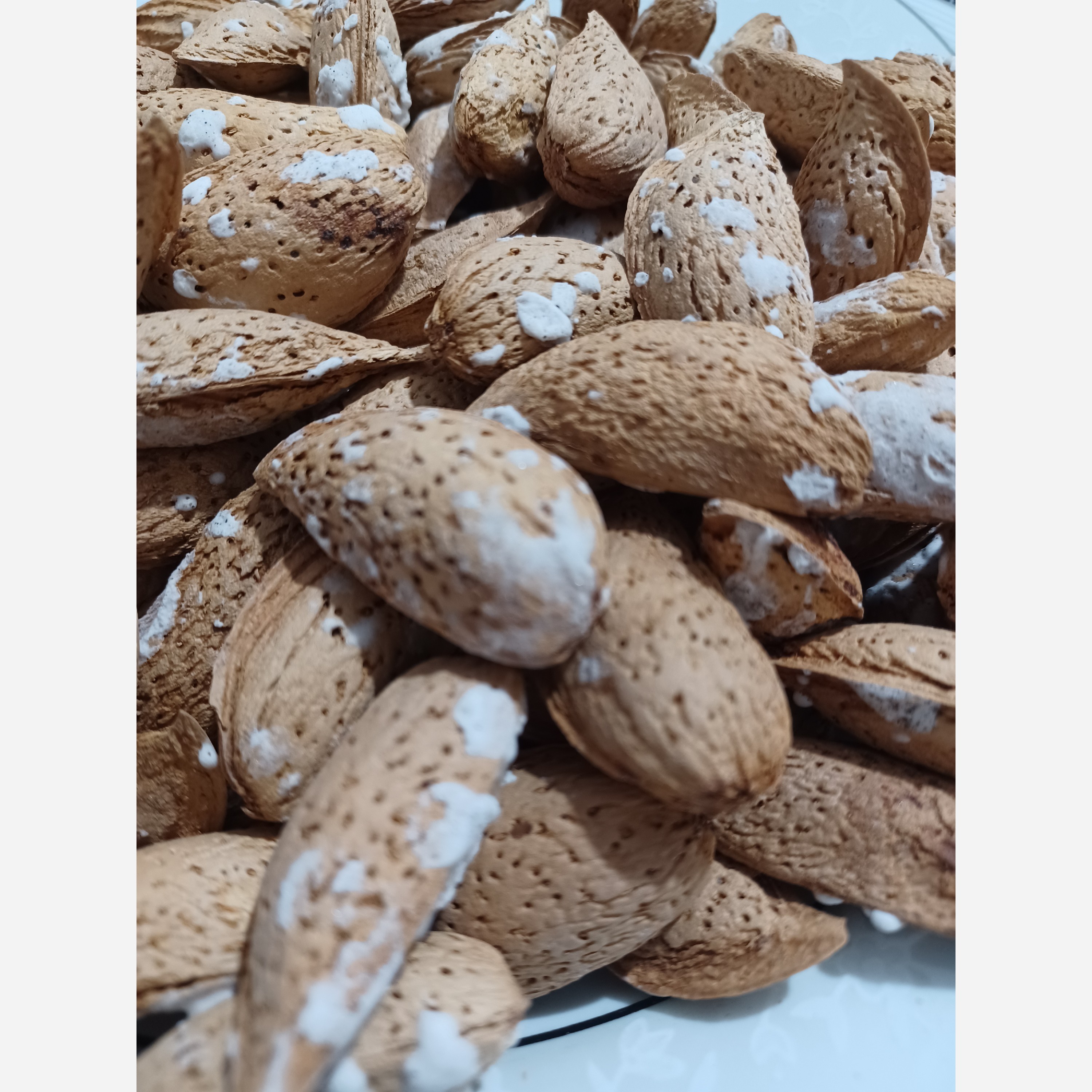 بادام درختی منقا مغز پر تمامی مغزداروسالم برشته روز