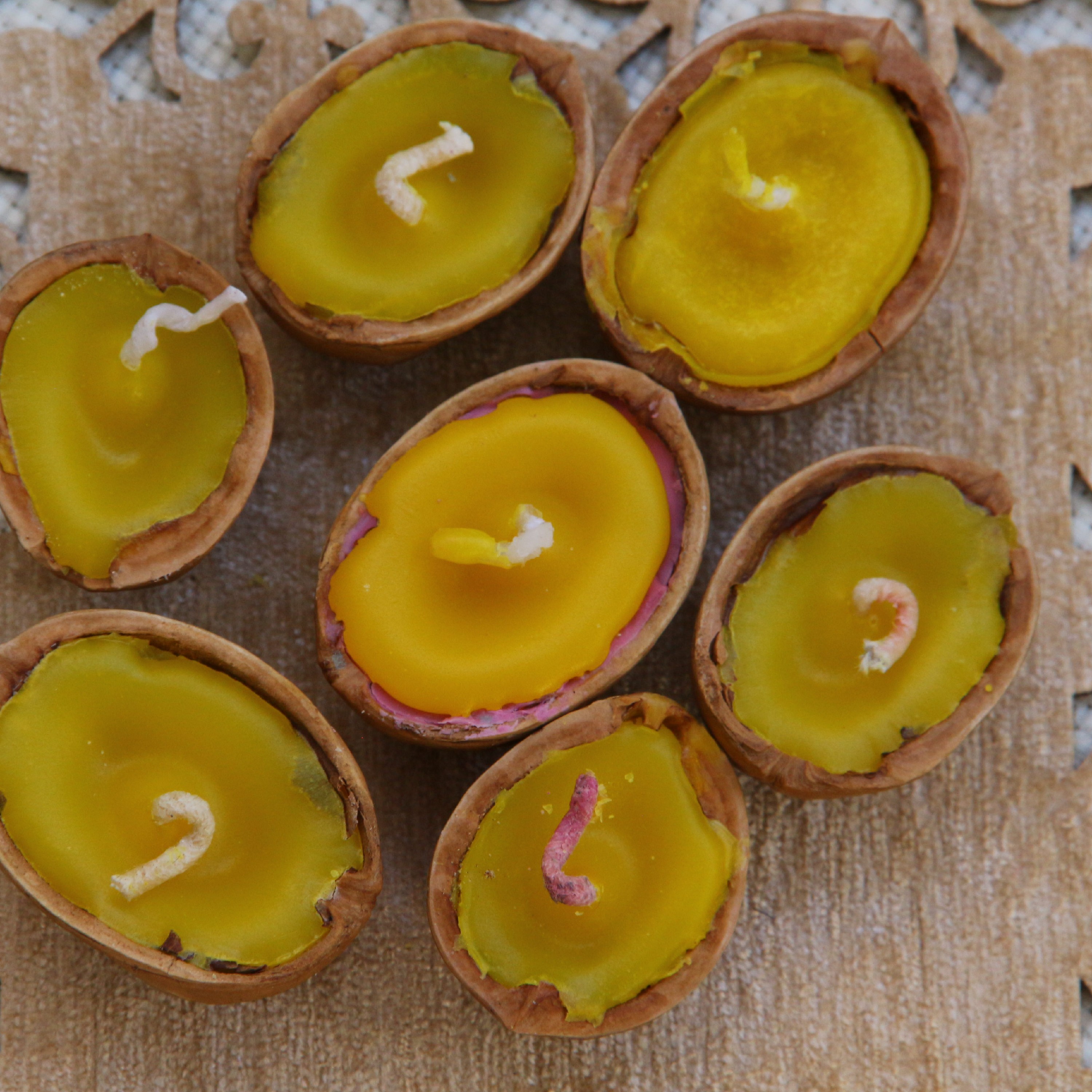 شمع پوست گردو شناور در آبمعطر با عطر گل یاس با پارافین کریستالی