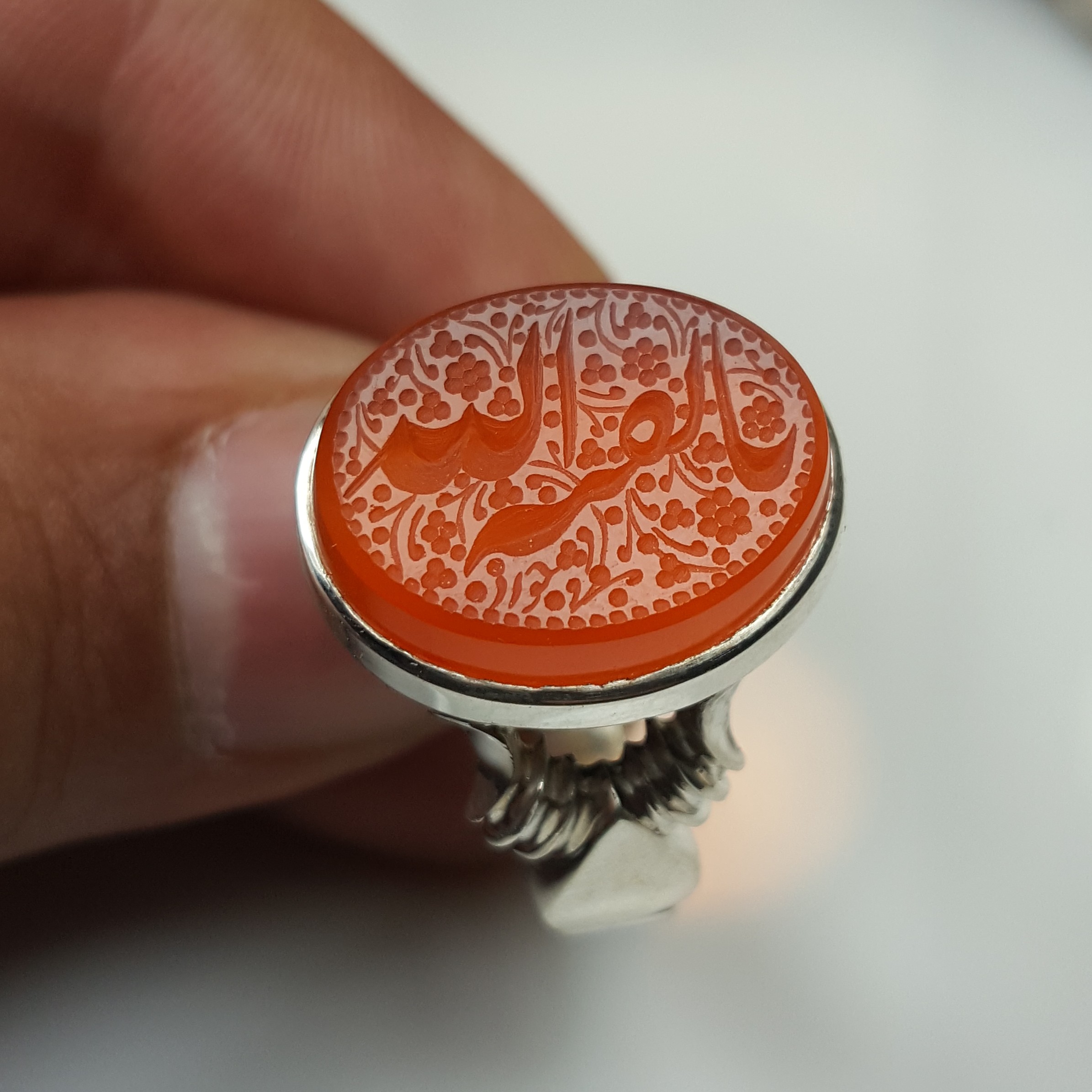 نگین عقیق یمن 
خط استاد جواد 
رکاب دست ساز مدل صفوی 
حرز امام جواد علیه السلام 
تربت امام حسین علیه السلام زیر نگین 
ابع