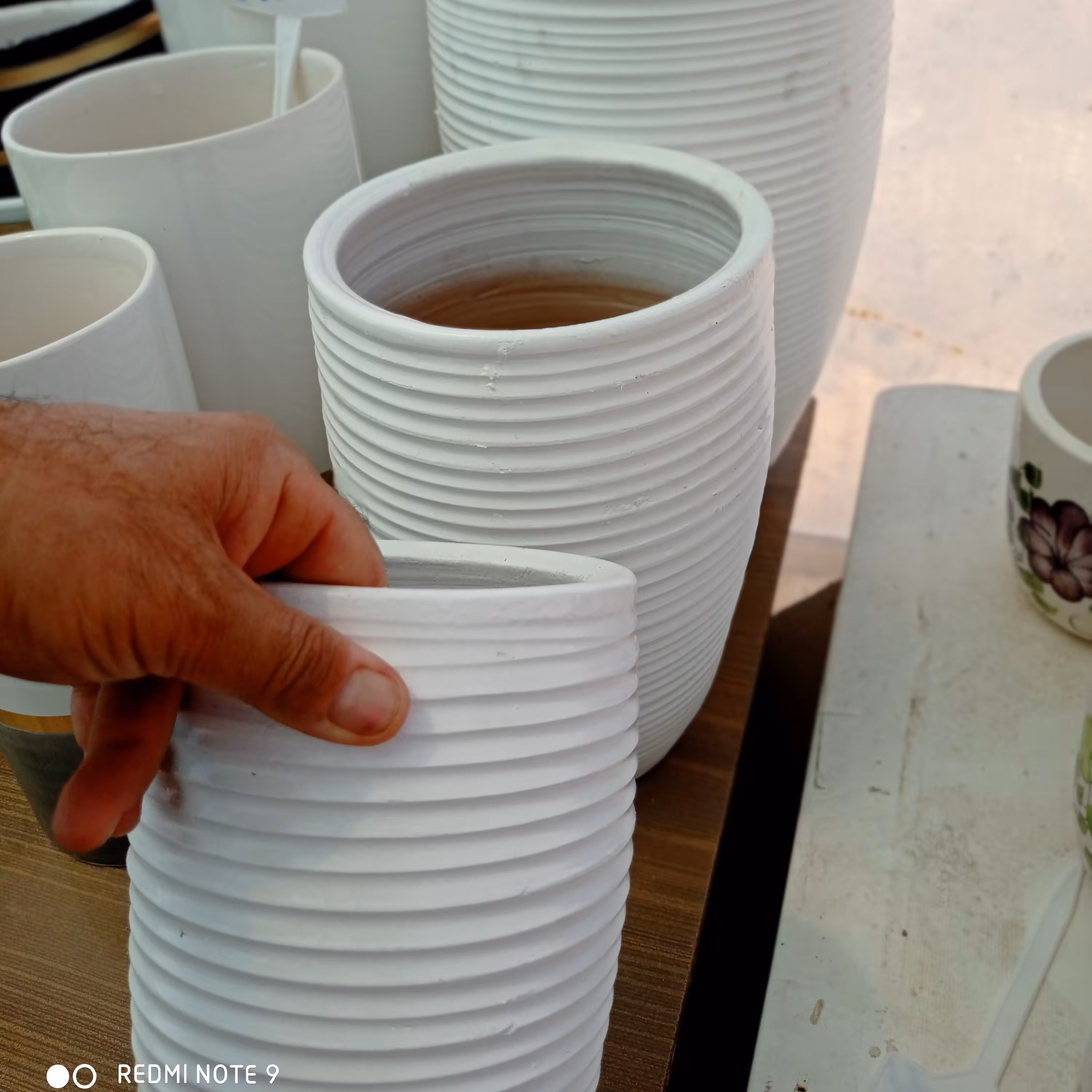 گلدان گل سفید سفال  پس کرایه 