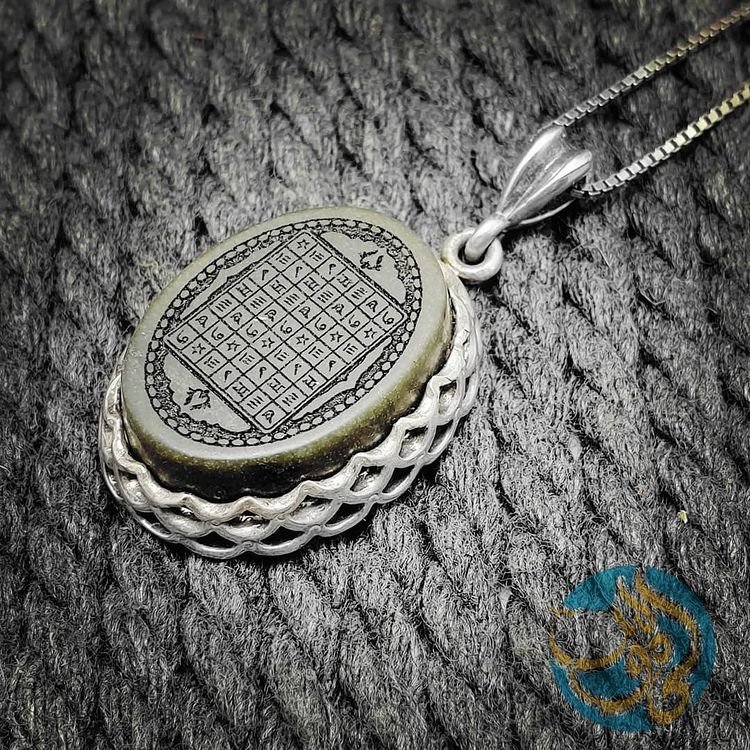 مدال زیبا با نگین یشم با حکاکی جدول شرف شمس