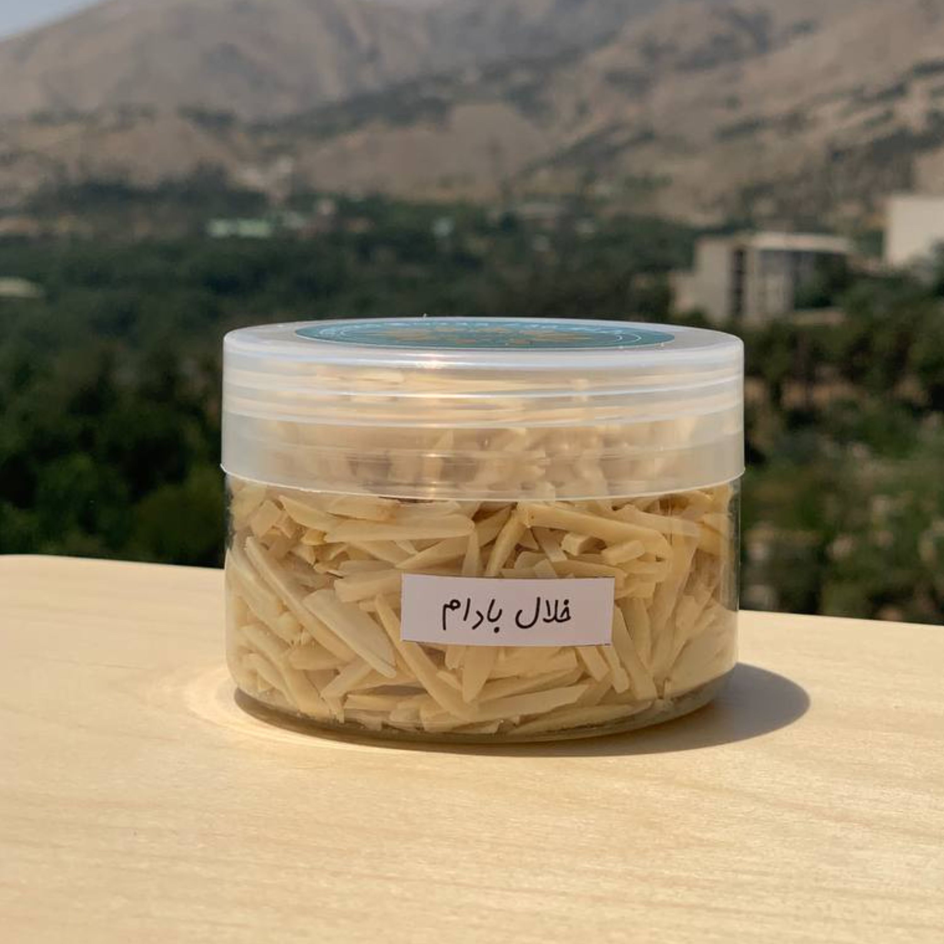 خلال بادام 80 گرمی بسته بندی شده در بطری پلاستیکی