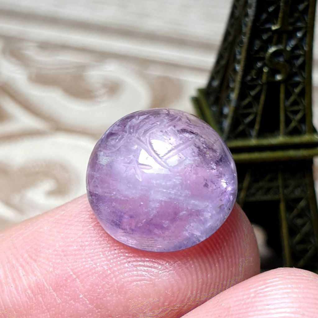  نگین فوق العاده زیبای آماتیست تراپیچ زغالی خوش رنگ اصل معدنی با وزن 10قیراط و با خط کوفی دست
کد 26179