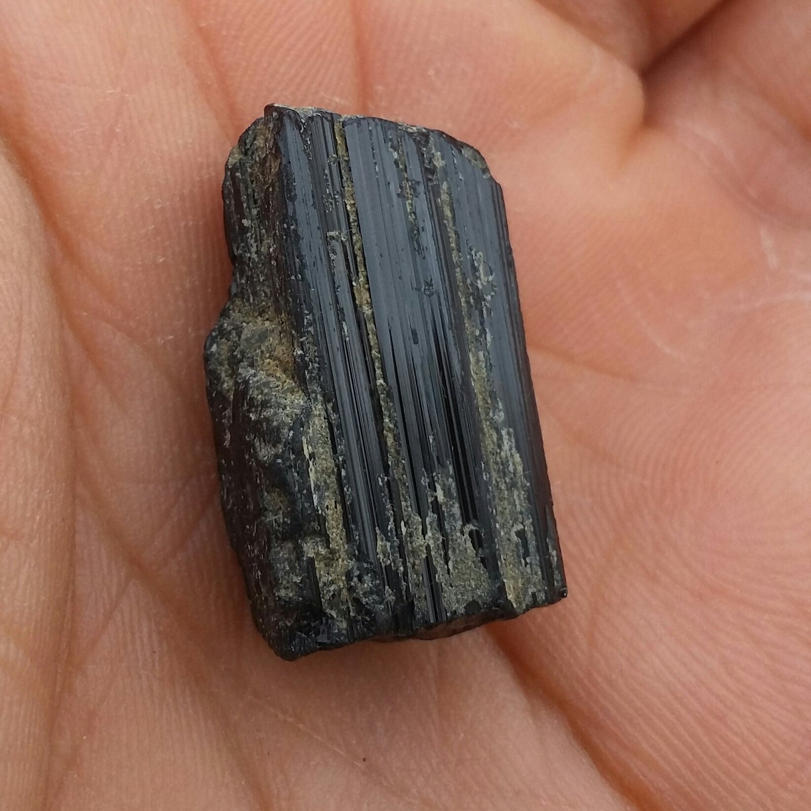 سنگ راف تورمالین شرول وارداتی ارزشمند شاهکار خلقت 100درصد طبیعی مناسب جهت کلکسیون و ساخت نگین کد 9548