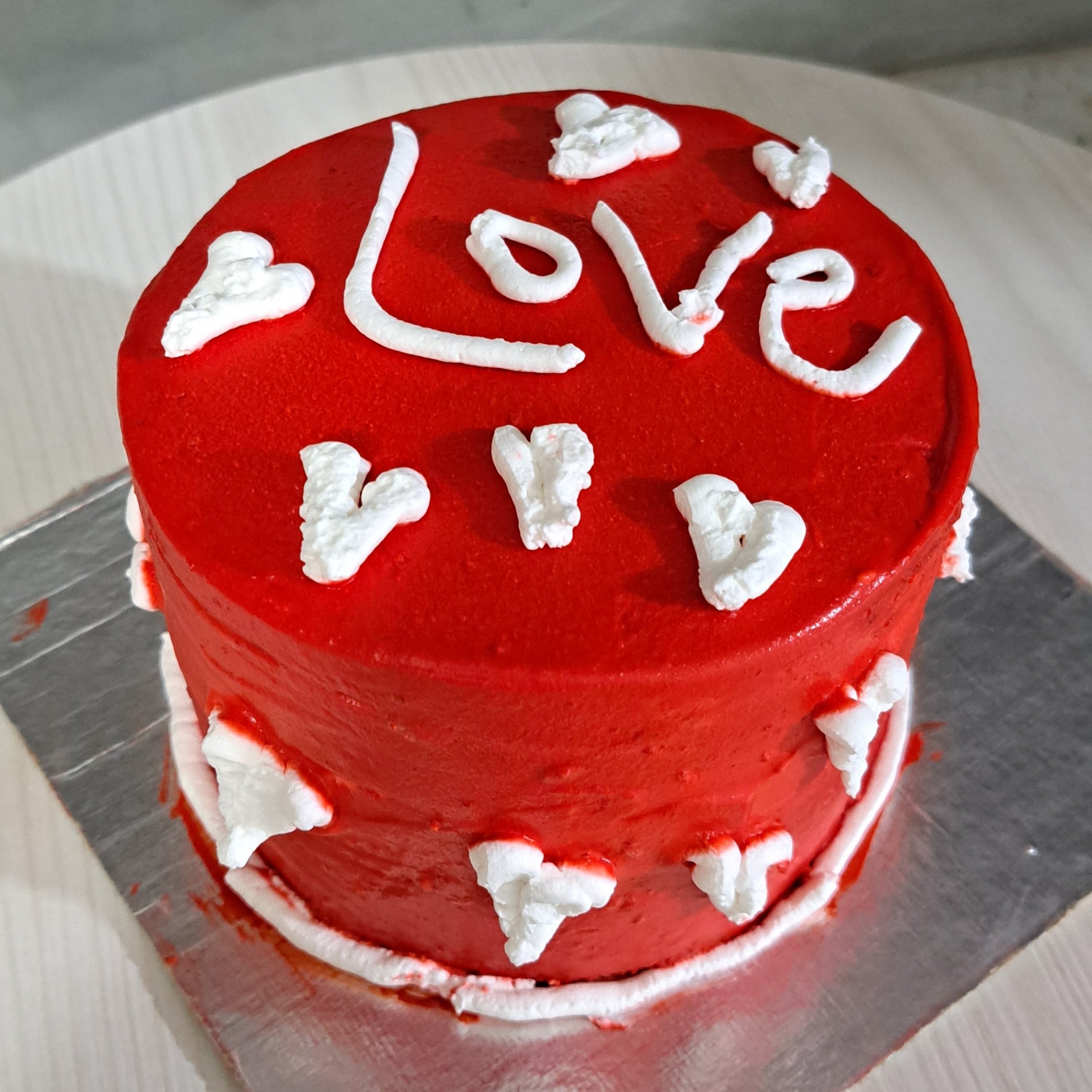 کیک خامه ایی باتزینات خامه به وزن 350تا 400گرم 