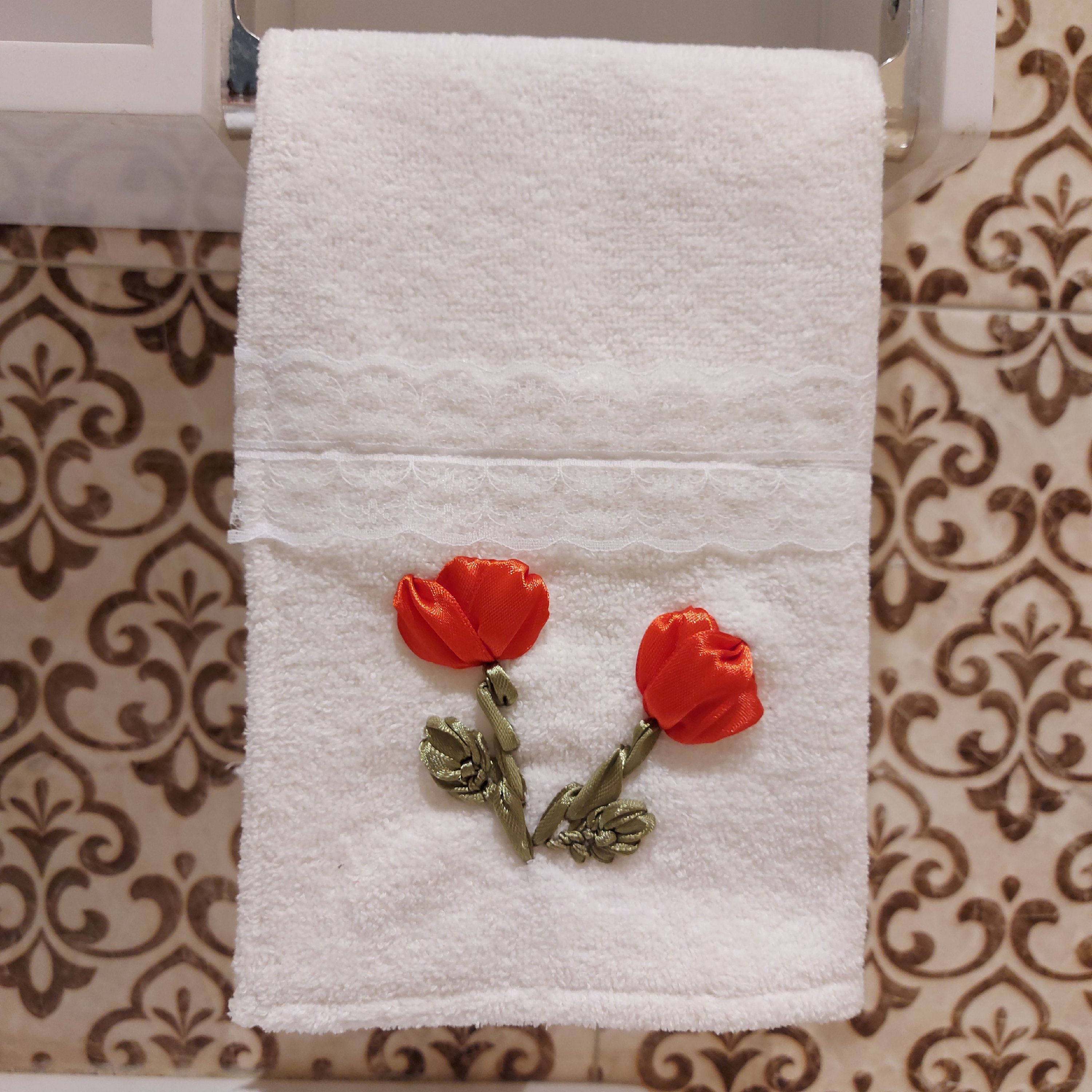 حوله دست و صورت روبان دوزی شده با دست طرح گل لاله