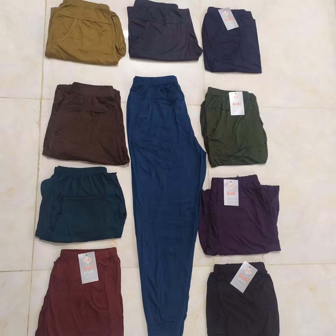 شلوار گیاهی ساده جیبدار
،رنگ‌بندی متنوع
،سایز بزرگ
